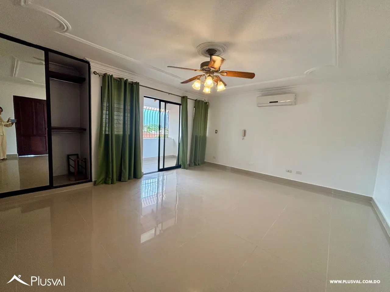 Amplio apartamento en alquiler, ubicado en Las Praderas. 526842