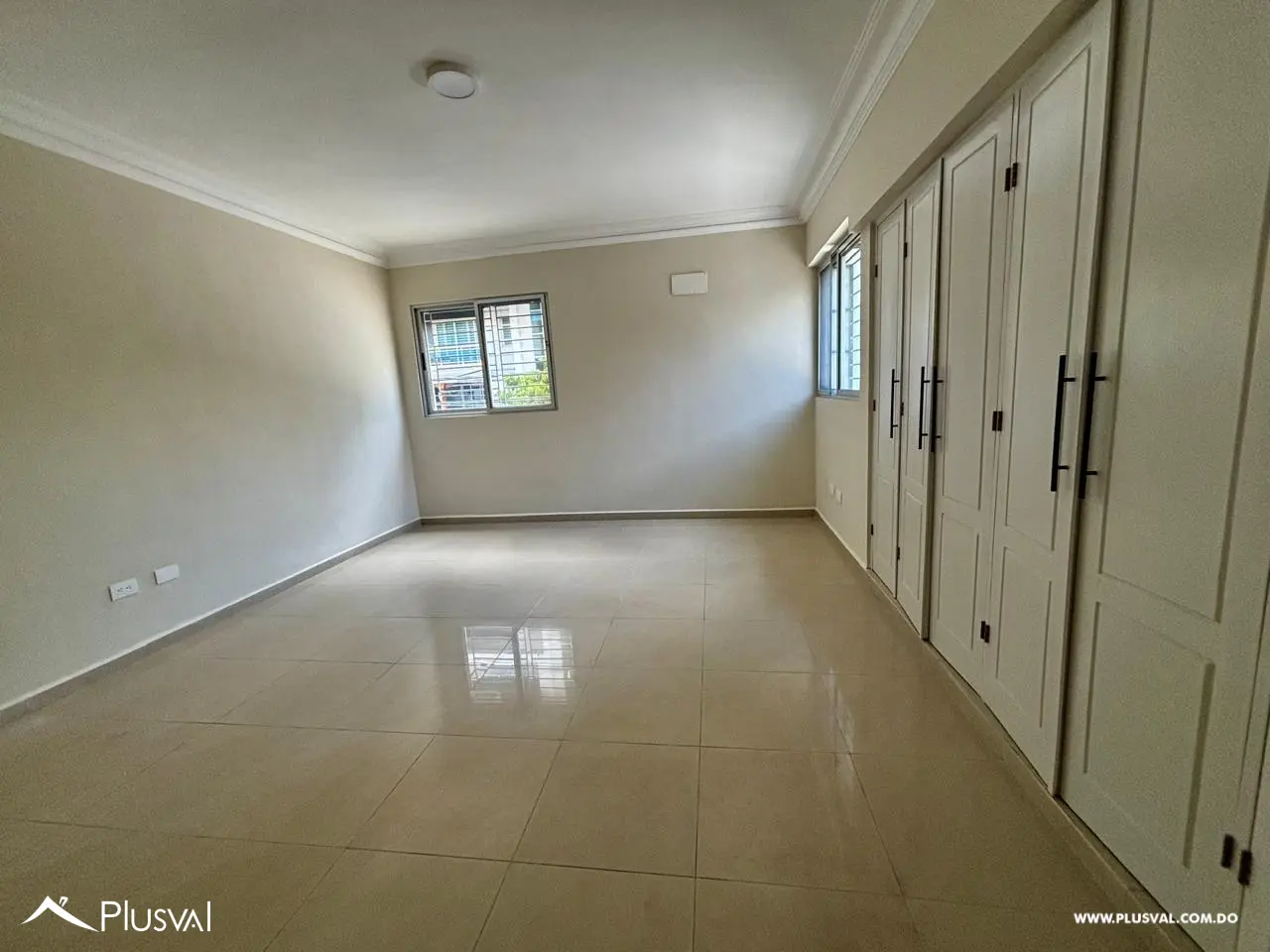 Amplio apartamento con terraza en venta en Evaristo Morales 517761