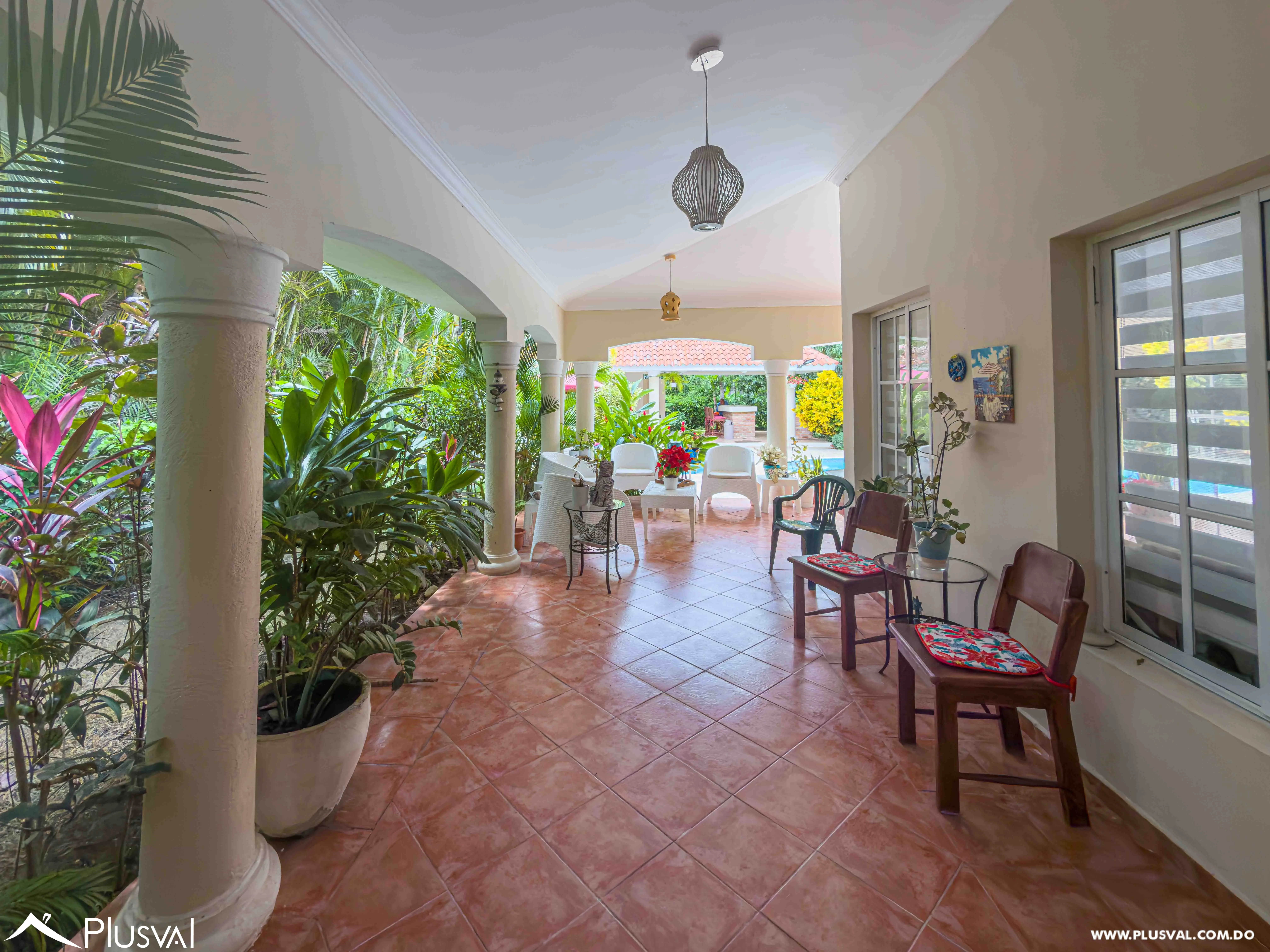 Villa en Venta en Juan Dolio con Piscina, Gazebo y Amplio Patio en Comunidad de Golf 496579