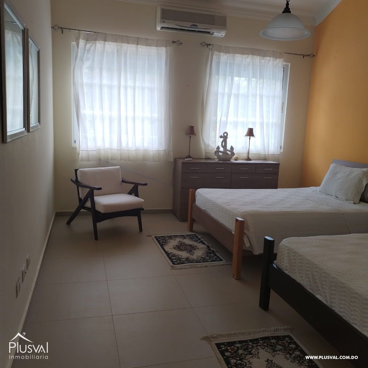 Villa en Guavaberry de dos niveles con vista hacia la piscina y campo de golf. 367964