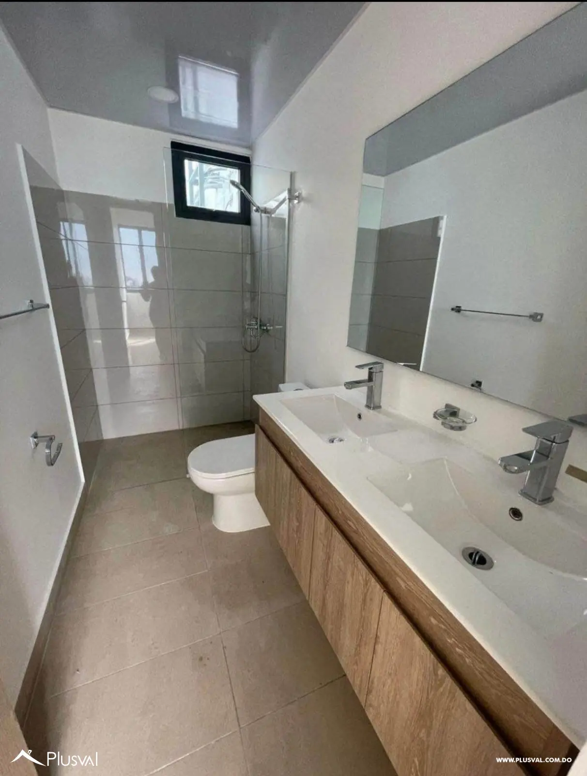 Amplio Apartamento de 3 Habitaciones y Estudio en la Ave. Hispanoaméricana 519968