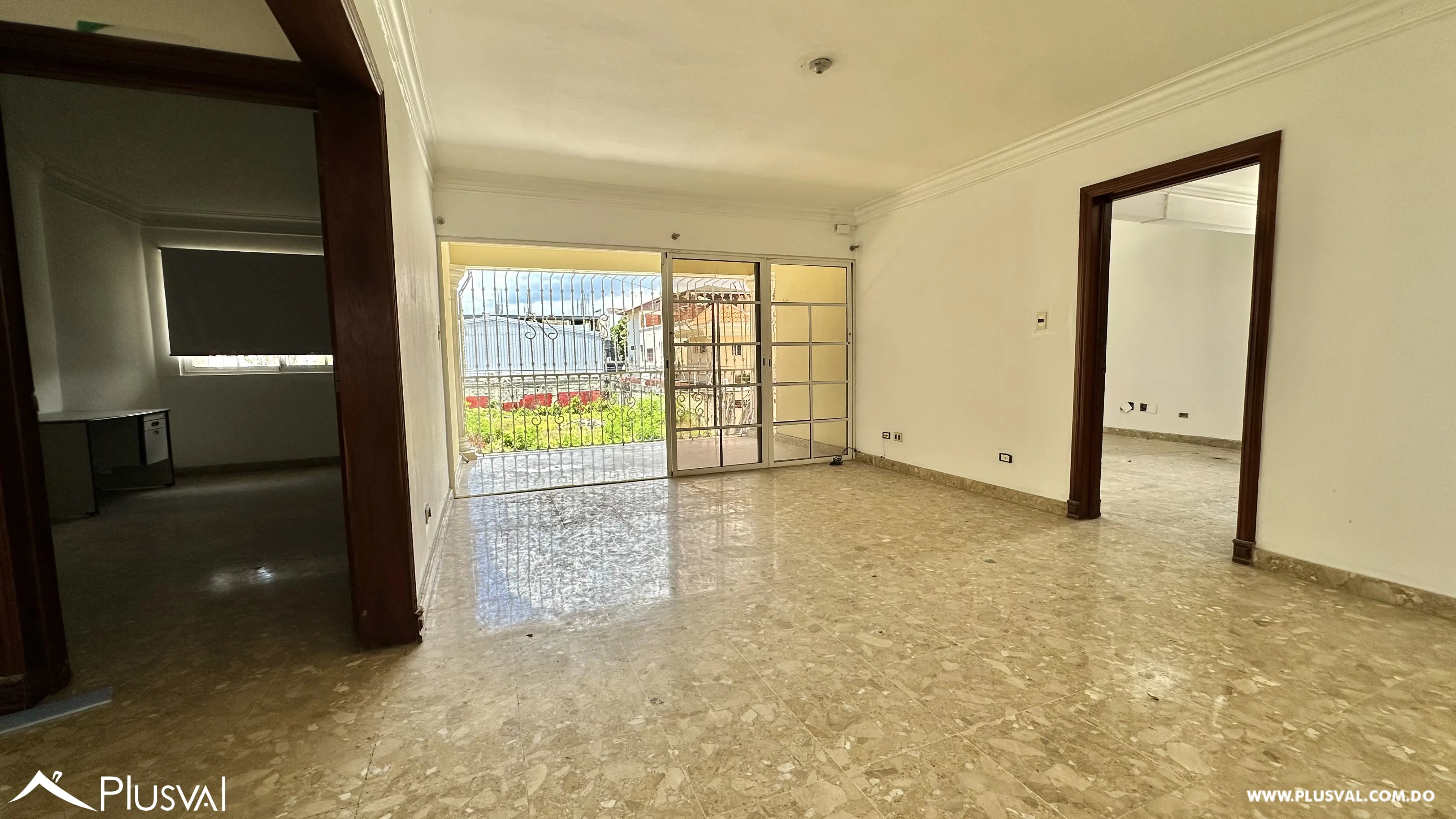 Casa Comercial en Alquiler en Los Prados | 2 Niveles y 7 Parqueos 499891