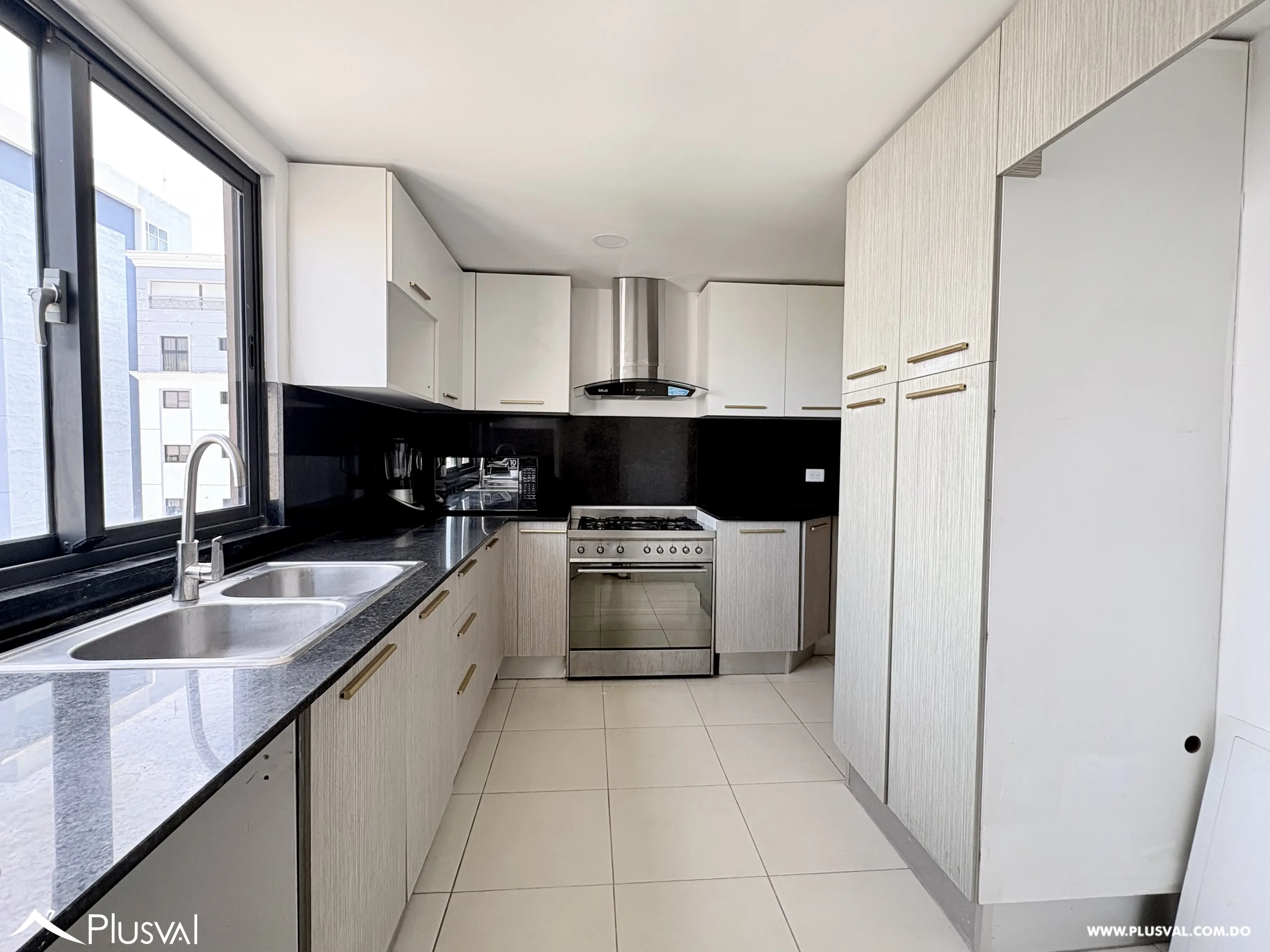 Apartamento en alquiler amueblado de 3 habitaciones y 3.5 baños en Piantini 467335