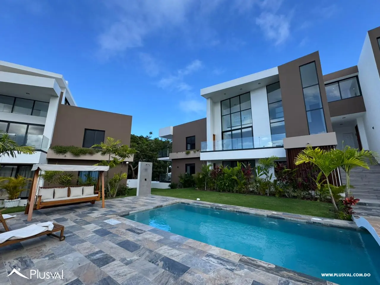 Apartamento en primer nivel con patio y balcón frontal en Cabarete 483706