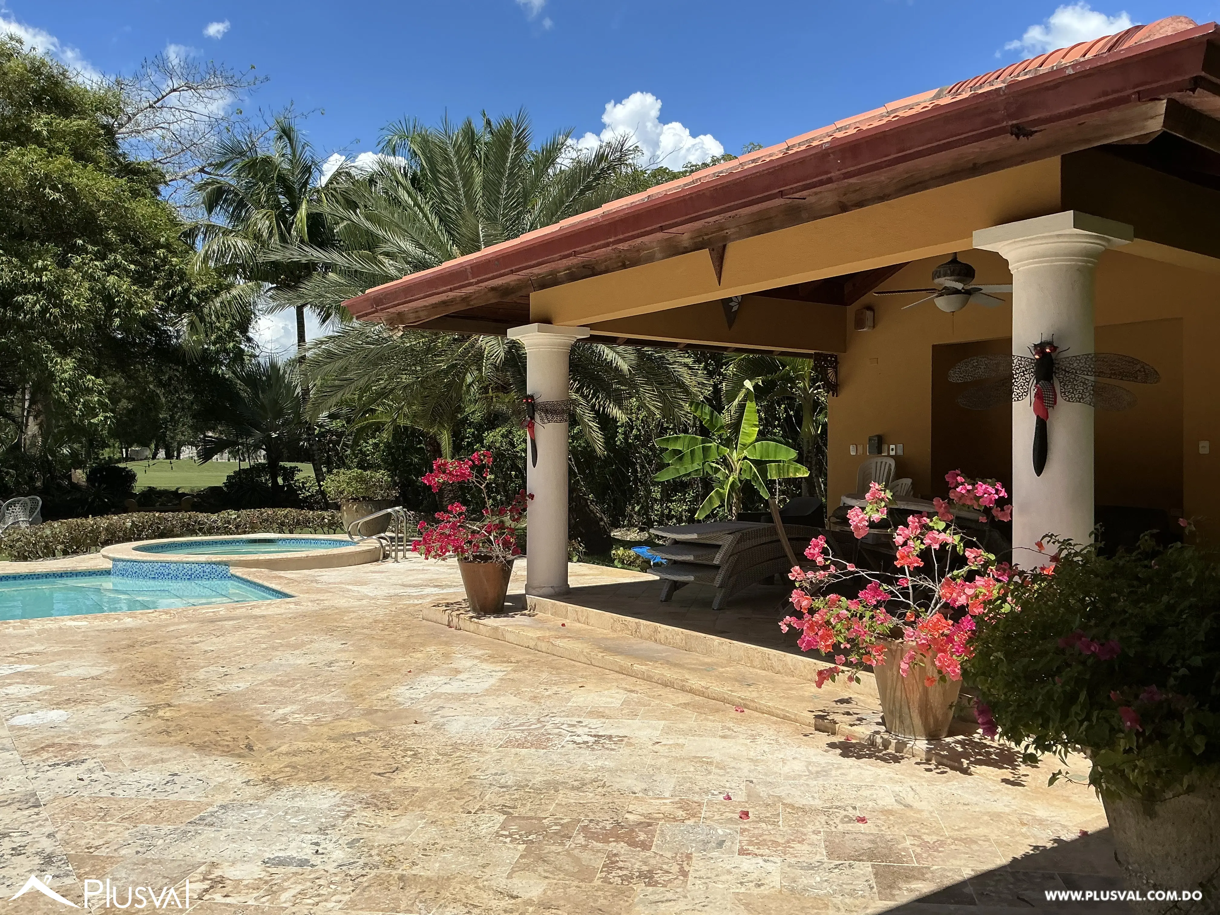 Villa en venta en metro Country Club con piscina privada y vista al campo de golf 493901