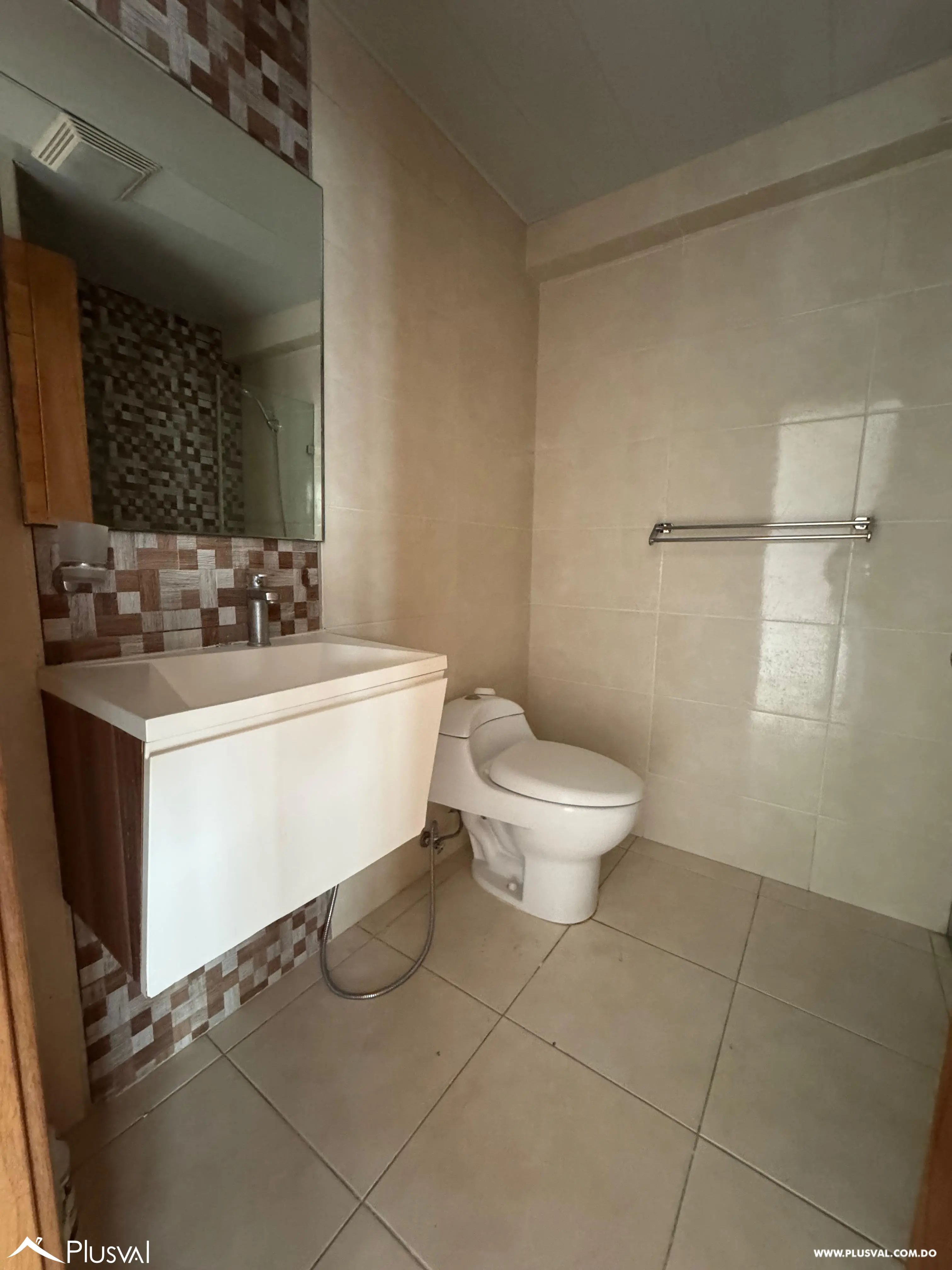 Apartamento en venta de 2 habitaciones y 1 parqueo en Evaristo Morales. 489221