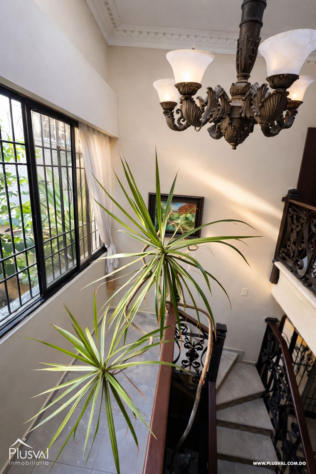 Casa moderna de 3 niveles con terraza y jacuzzi 487544