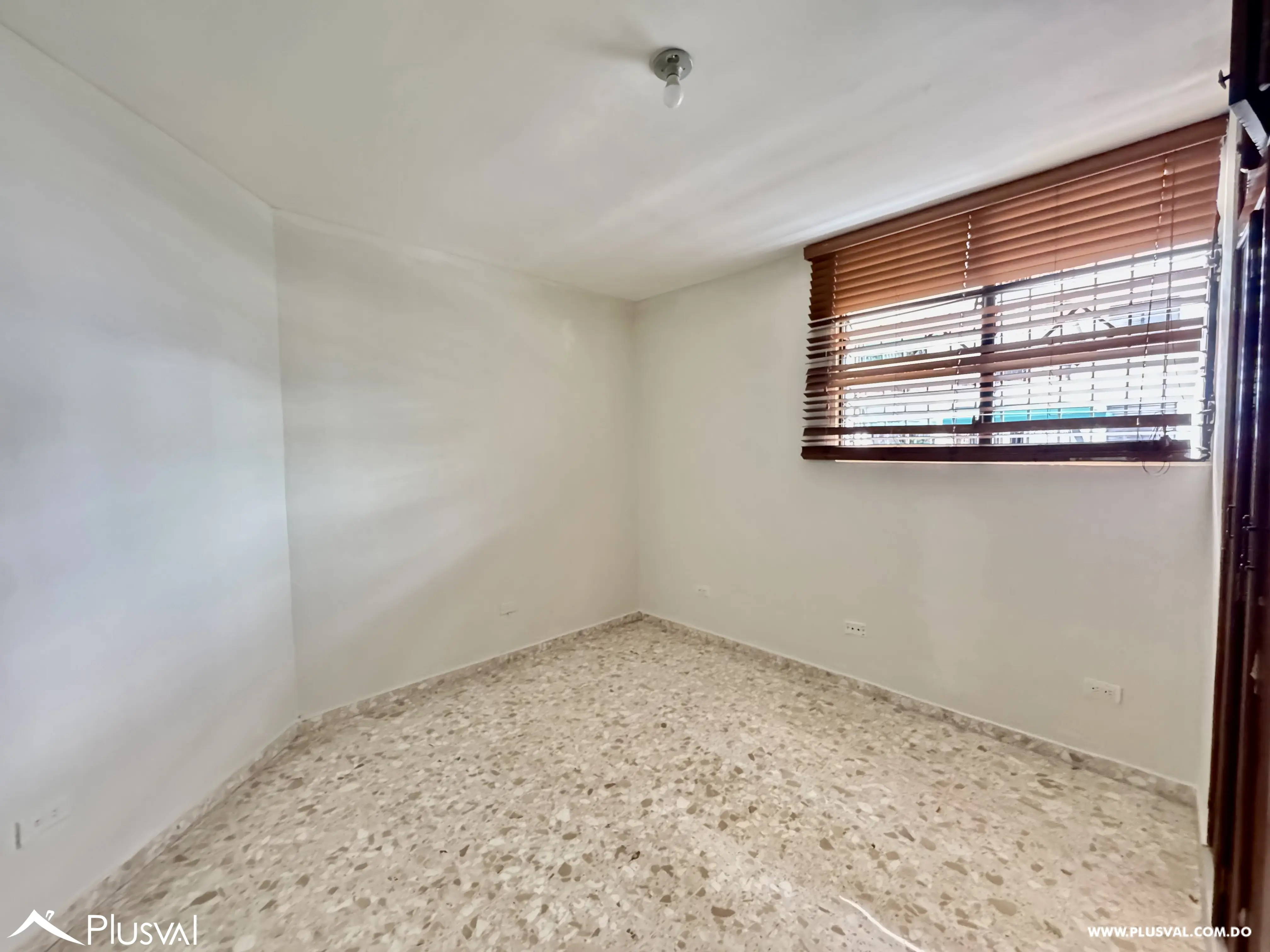 Alquilo Amplio Apto Clásico en Naco 494276