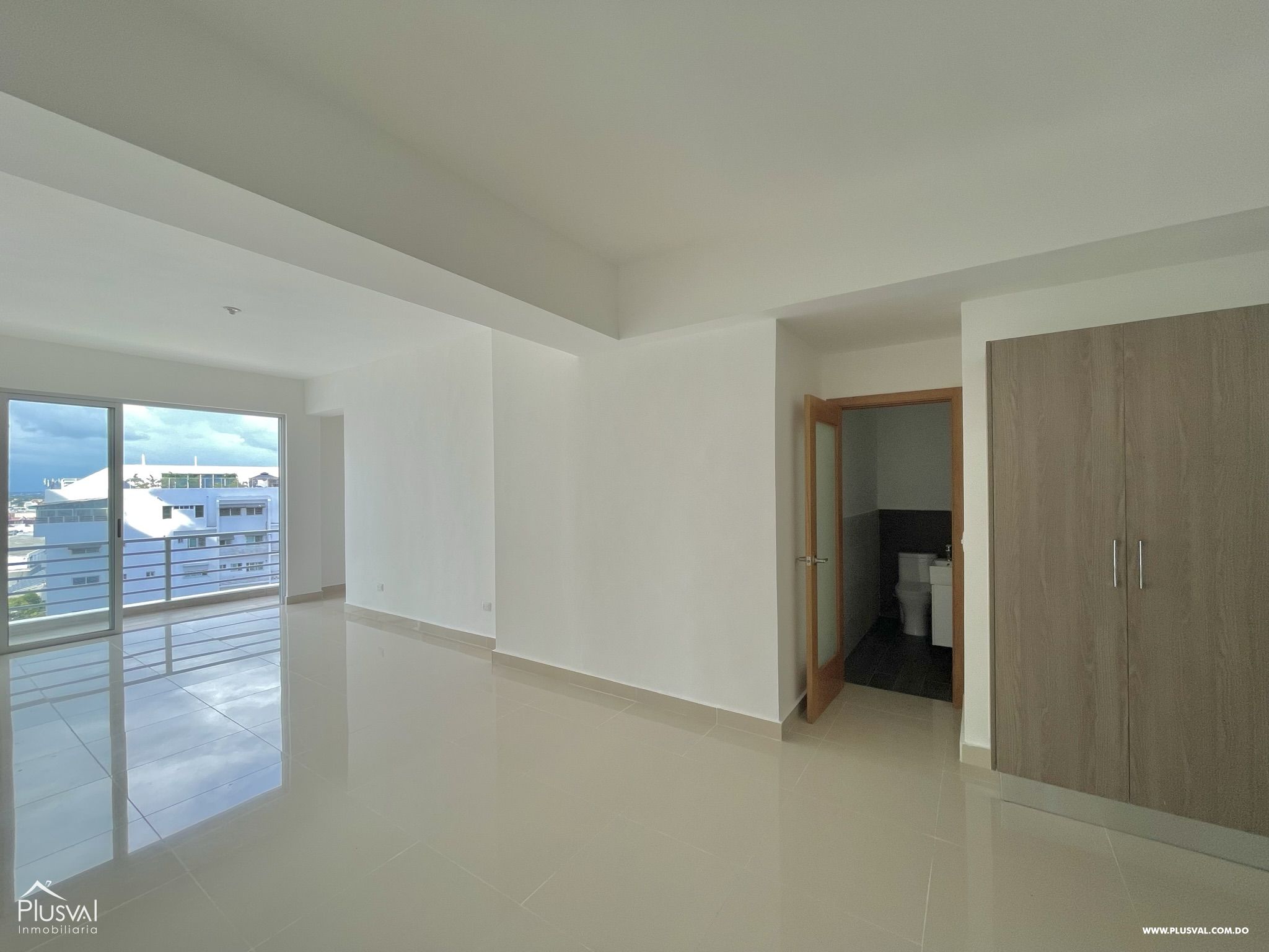 Alquiler Apartamento 2 Hab + Estudio, con Area Social y 2 parqueos + Locker en Serralles 235927