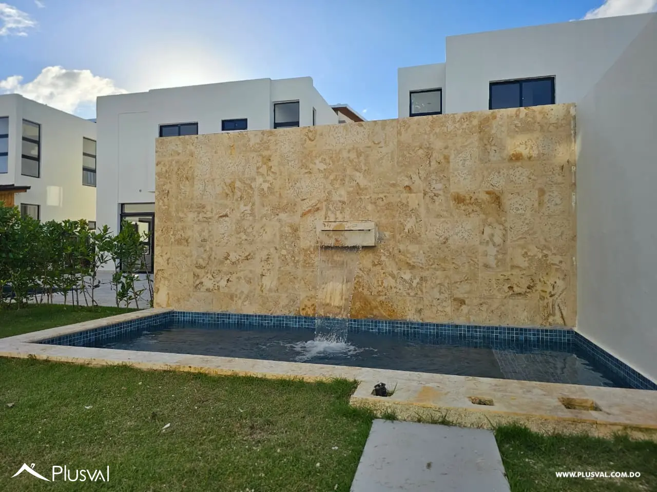 Casa en renta con piscina, terraza y jardín privado, amplios espacios y concepto abierto 477948