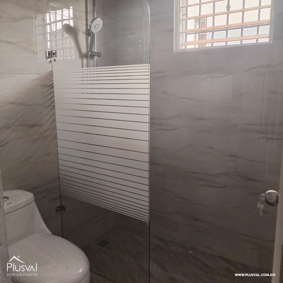 Amplio apartamento con 3 habitaciones más cuarto de servicio. 350149