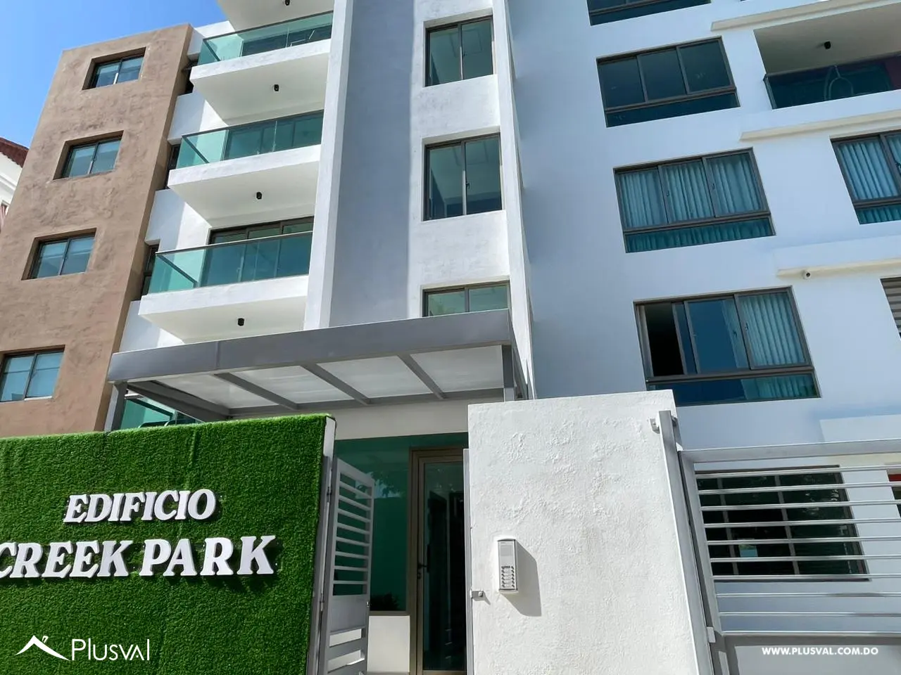 Apartamento en 1er Nivel con Tres Habitaciones y Family Room en La Vega 524715