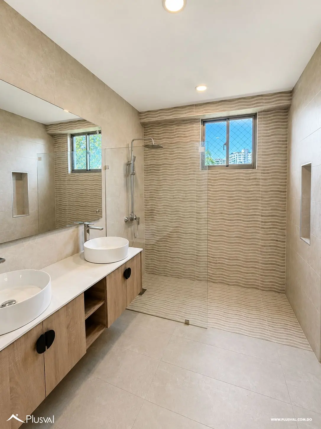 Apartamento en venta de 3 habitaciones, 3 parqueos y estudio y family en Los Cacicazgos 507988