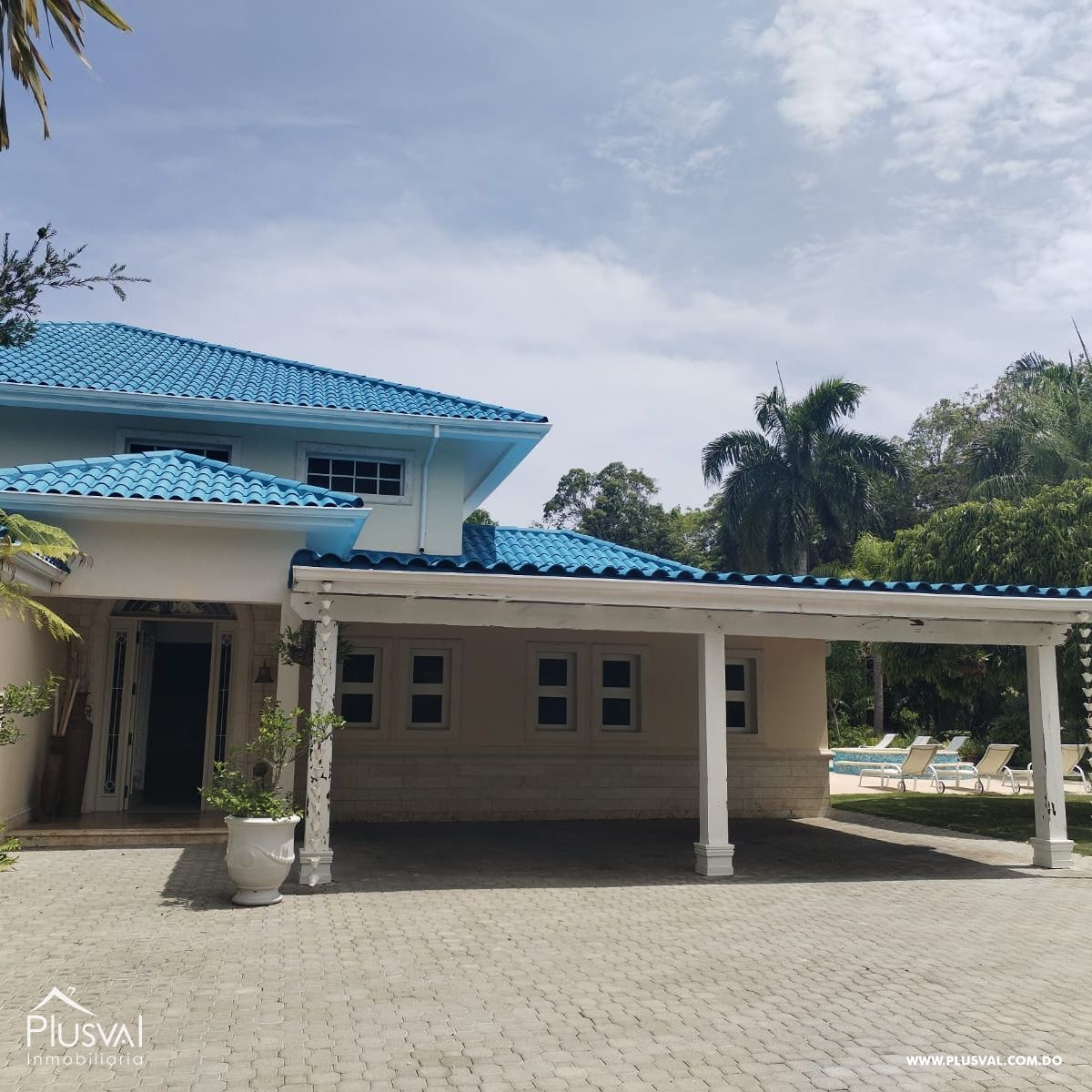 Villa en Guavaberry de dos niveles con vista hacia la piscina y campo de golf. 367944