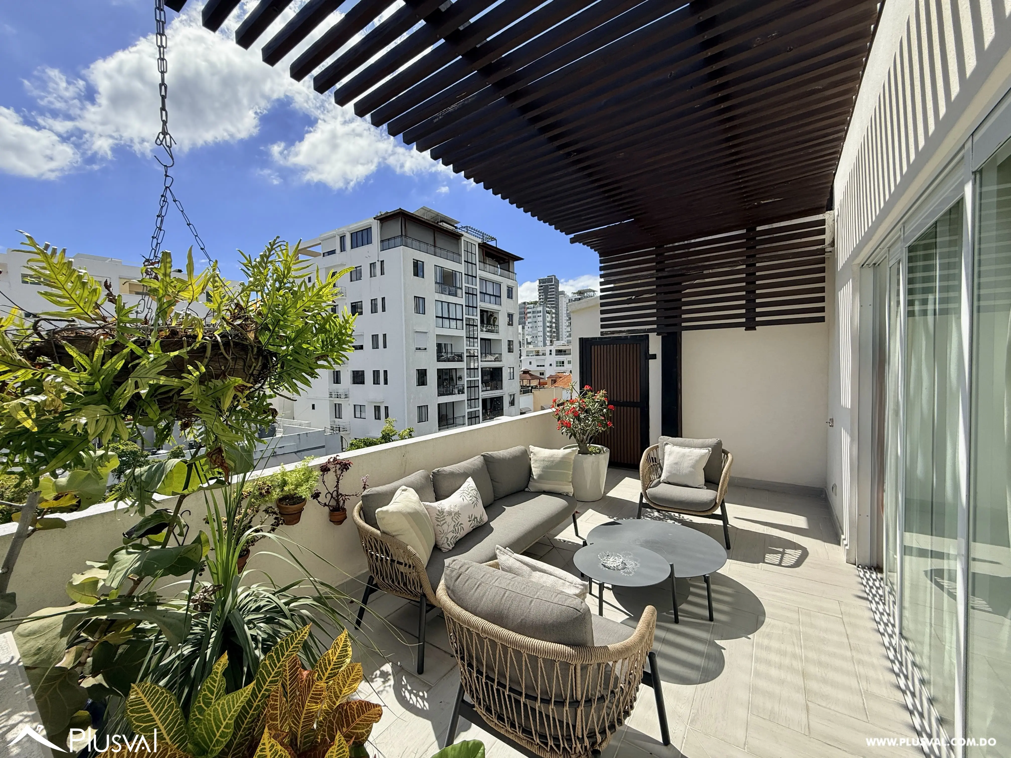 Apartamento con Terraza Privada en Mirador Sur; Renta con Línea Blanca 479671