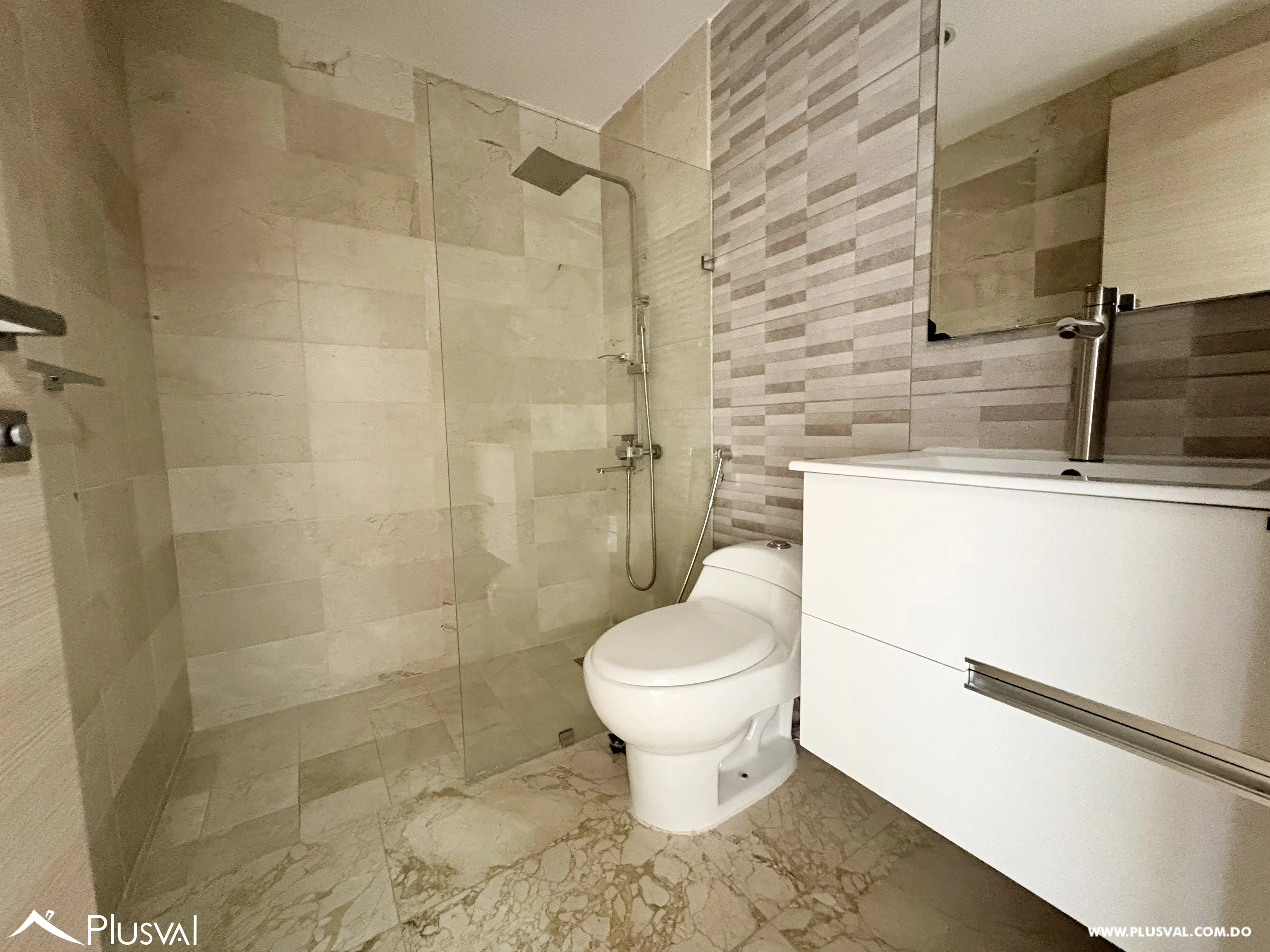 Apartamento en alquiler amueblado de 3 habitaciones y 3.5 baños en Piantini 467340