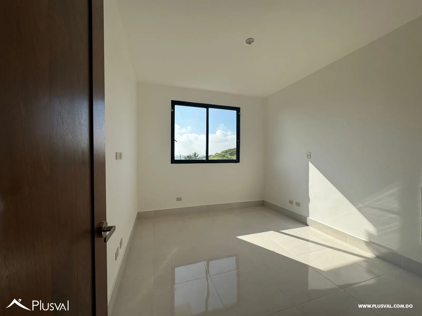 Apartmento en piso alto con espectacular vista panorámica desde sala y habitación en la Urb. Thomen. 462816