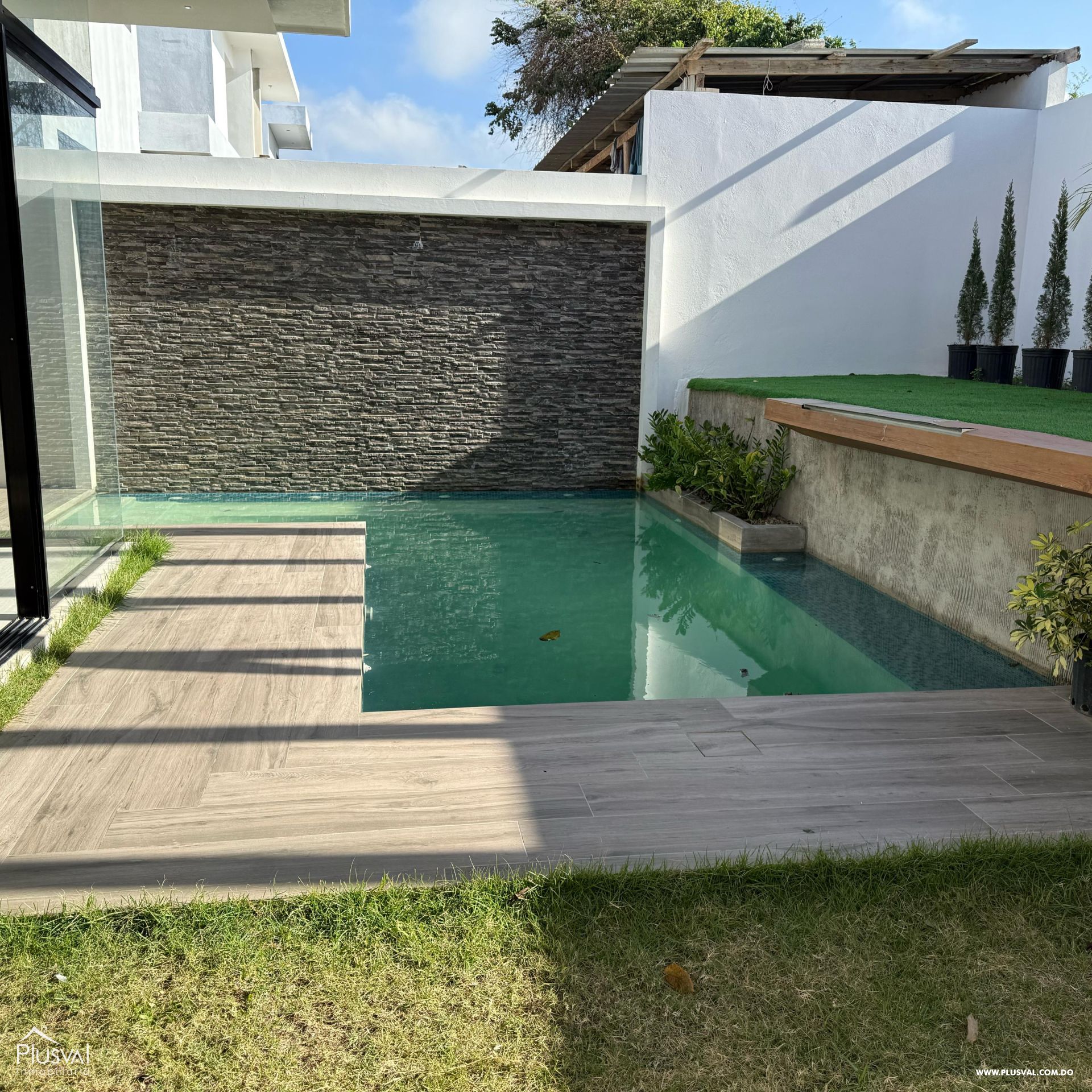 Amplia casa en exclusivo sector de Santiago. 416617
