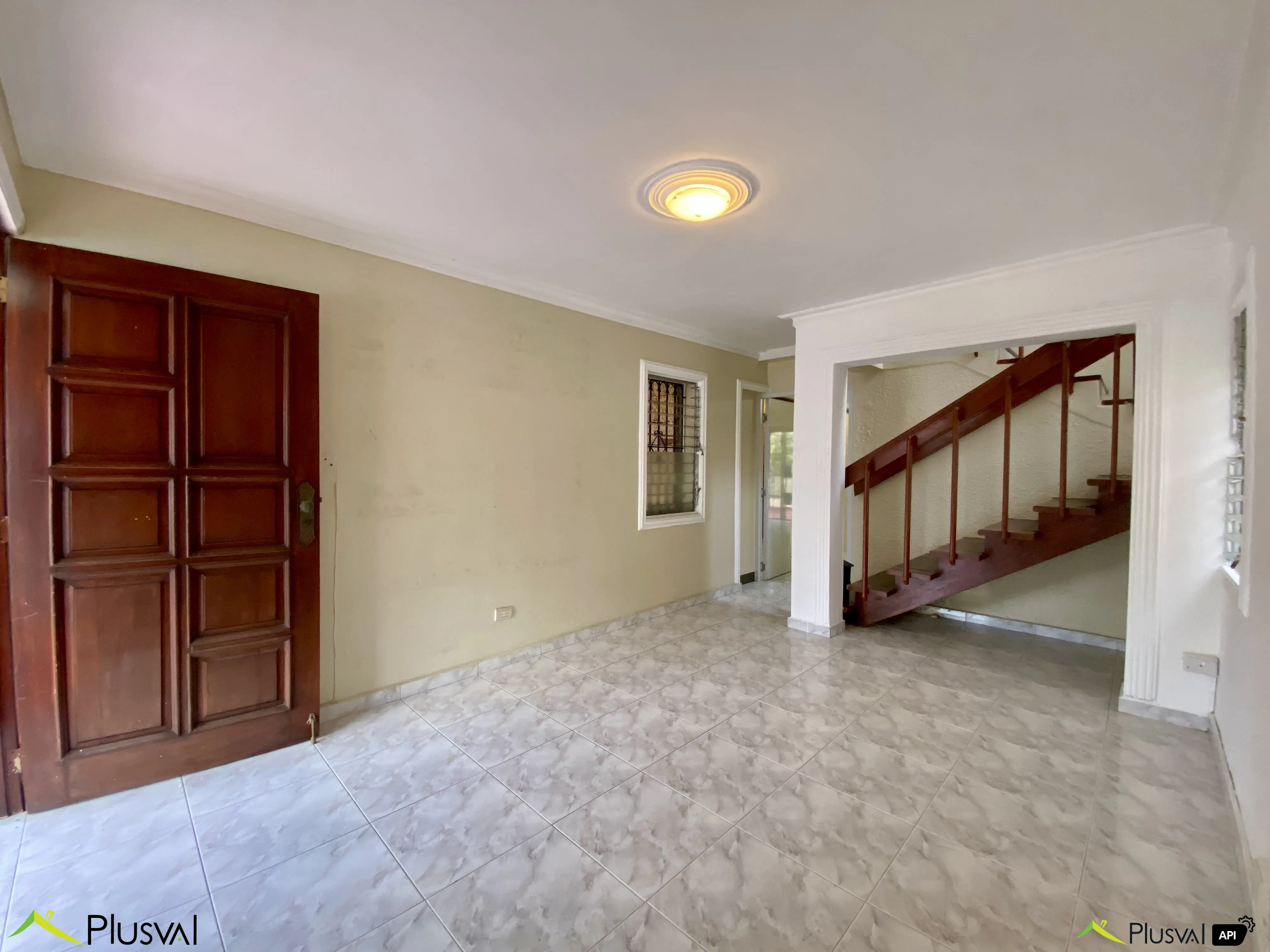 Casa Comercial de Dos Niveles en Alquiler en Urbanización Fernández – Ideal para Oficinas o Negocio 450674