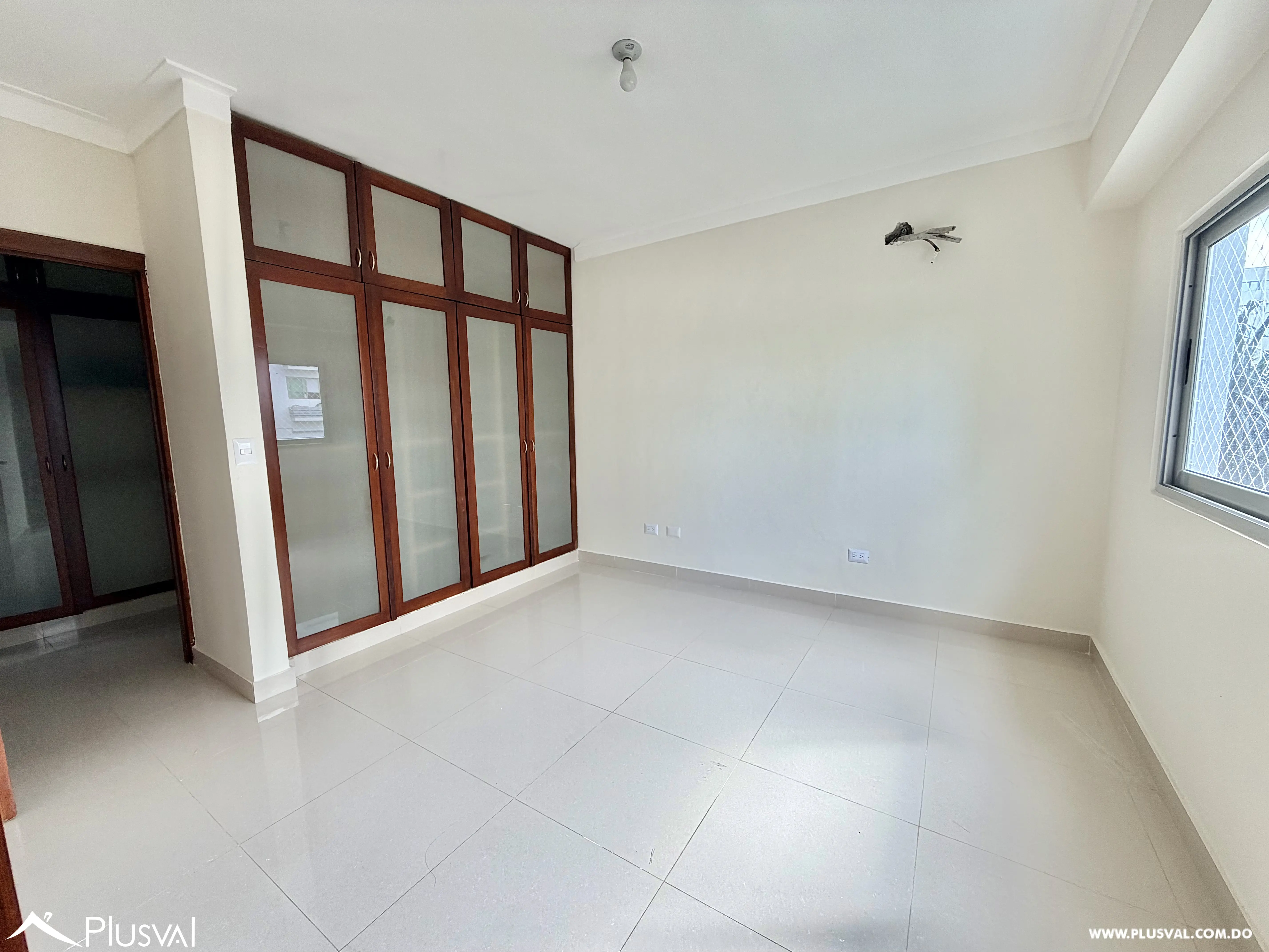 ALQUILER de amplio apartamento de 3 Habitaciones y 4 Parqueos en LOS CACICAZGOS 528865