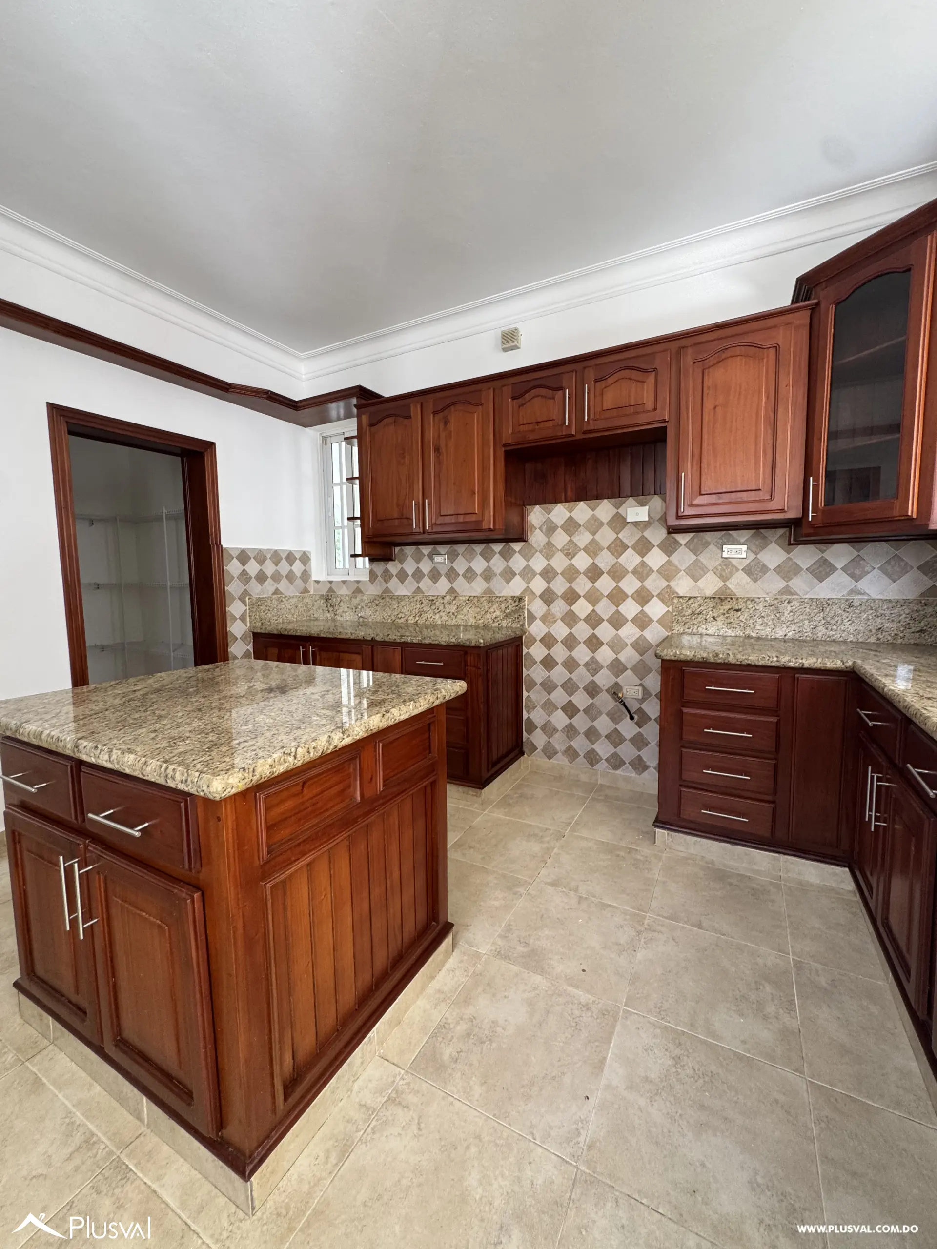 Casa de Dos Niveles en Alquiler en Exclusivo Complejo Habitacional Privado 528693