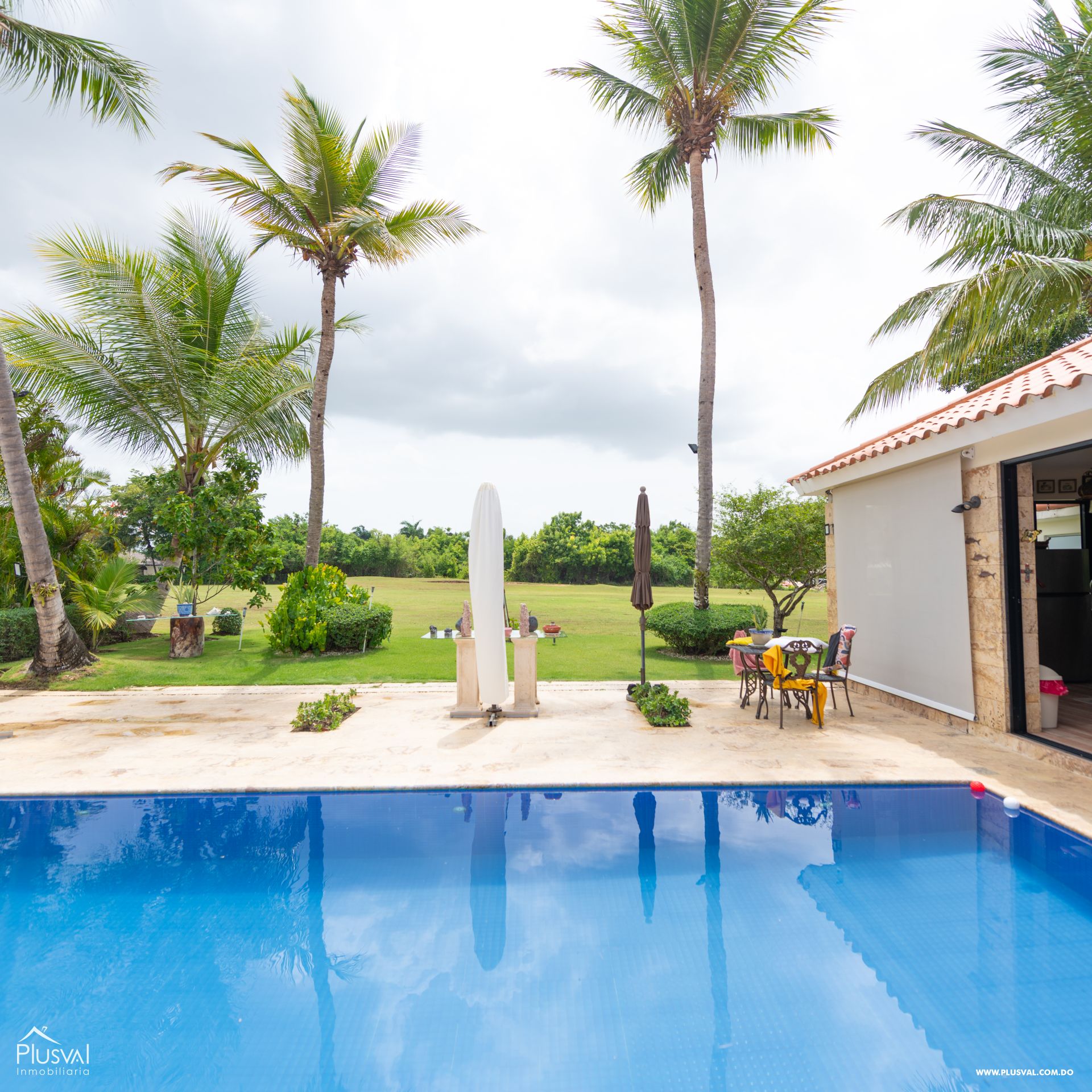 Villa en venta en metro Country Club con piscina privada y vista al campo de golf 456531