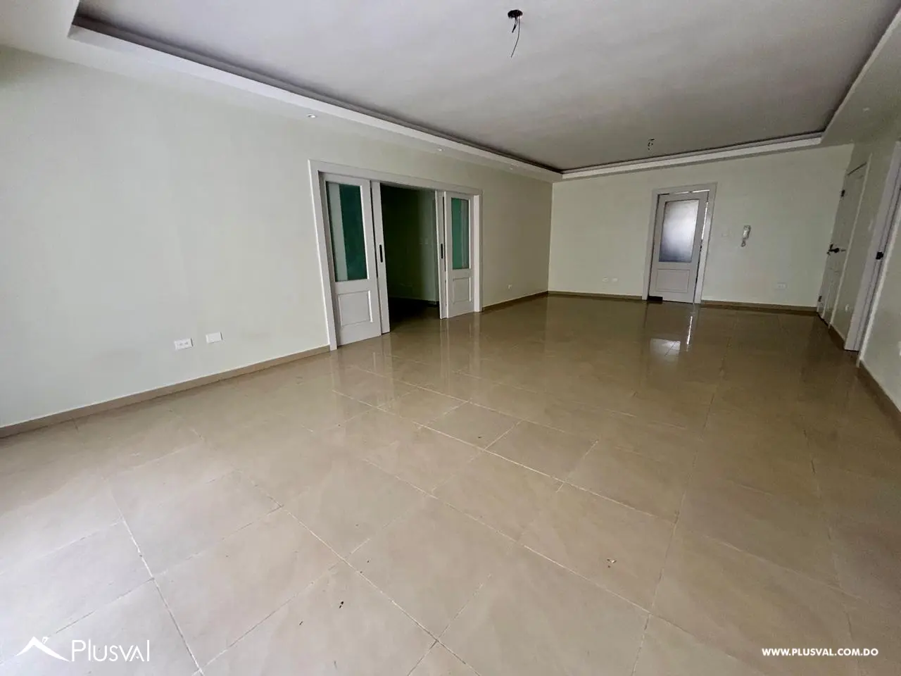 Amplio apartamento con terraza en venta en Evaristo Morales 517771
