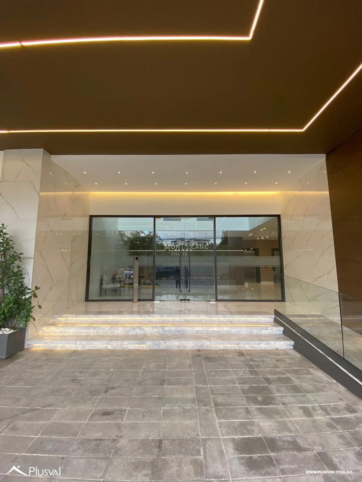 ¡Vive en las alturas! Elegante apartamento en 9no piso con ubicación privilegiada 465144