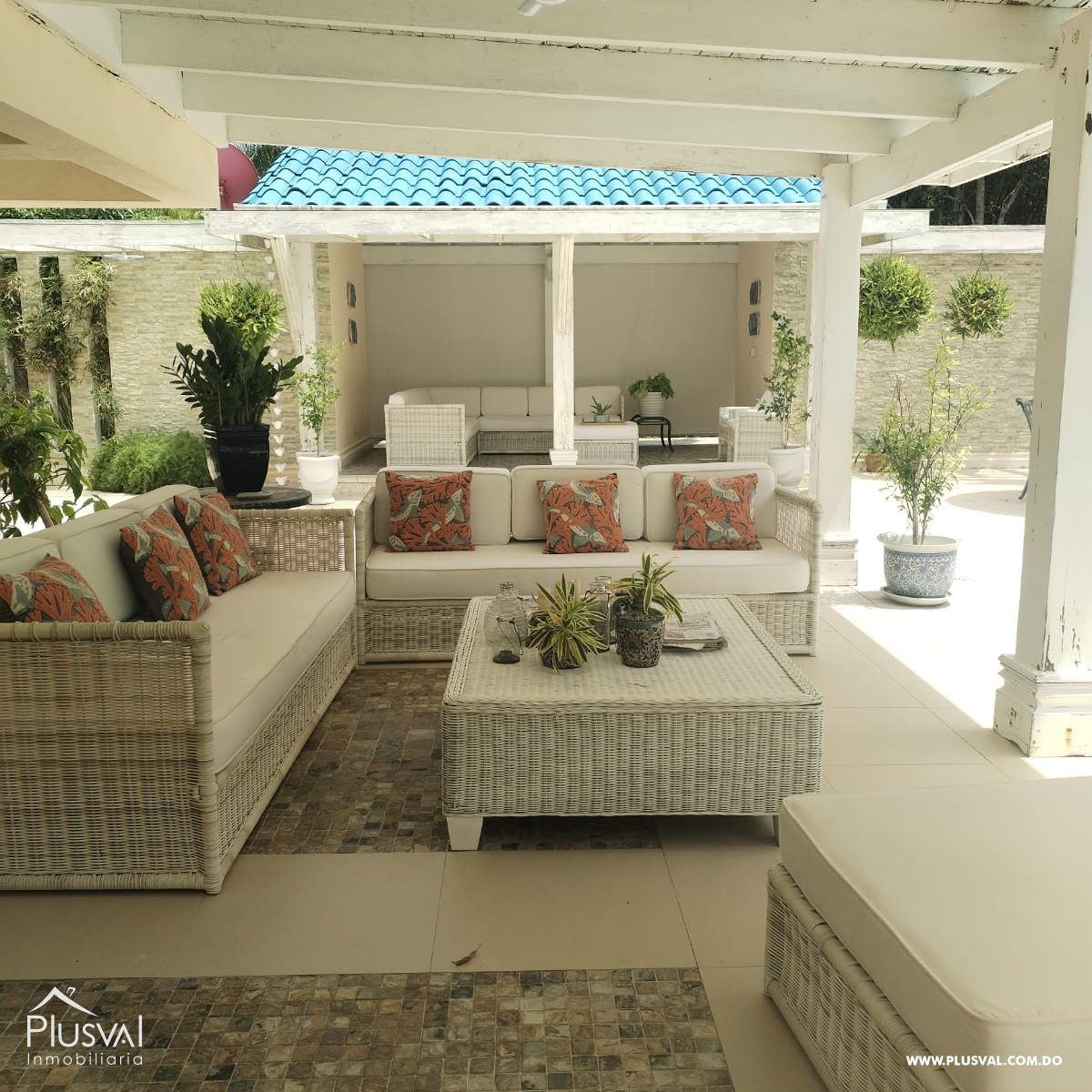Villa en Guavaberry de dos niveles con vista hacia la piscina y campo de golf. 367972