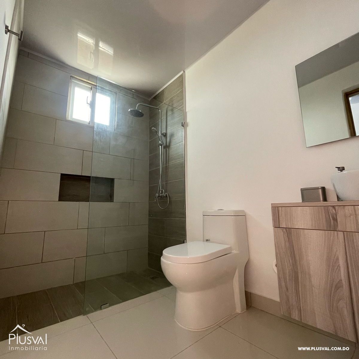 Apartamento amueblado en cuarto piso, con 76.18 m2 en terraza de techo 424386