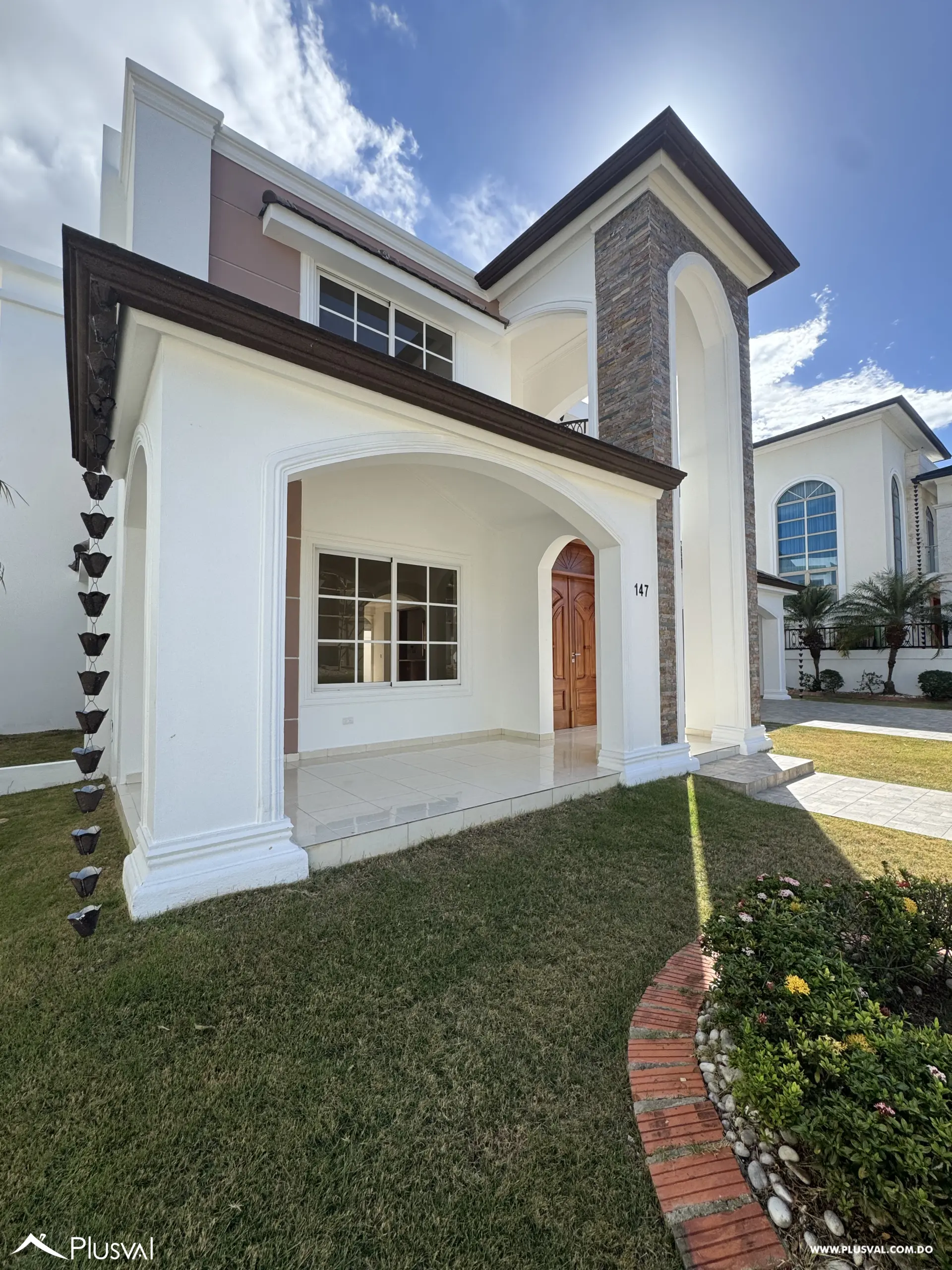 Casa de Dos Niveles en Alquiler en Exclusivo Complejo Habitacional Privado 528677