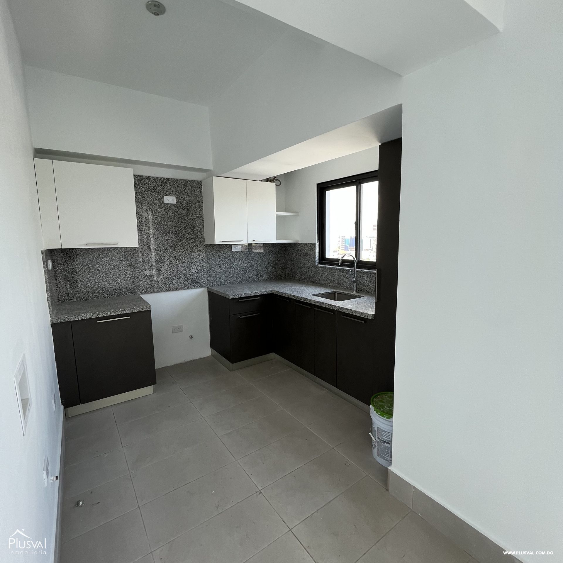 Apartamento con  vista despejada en venta, en el sector Serralles. 460458