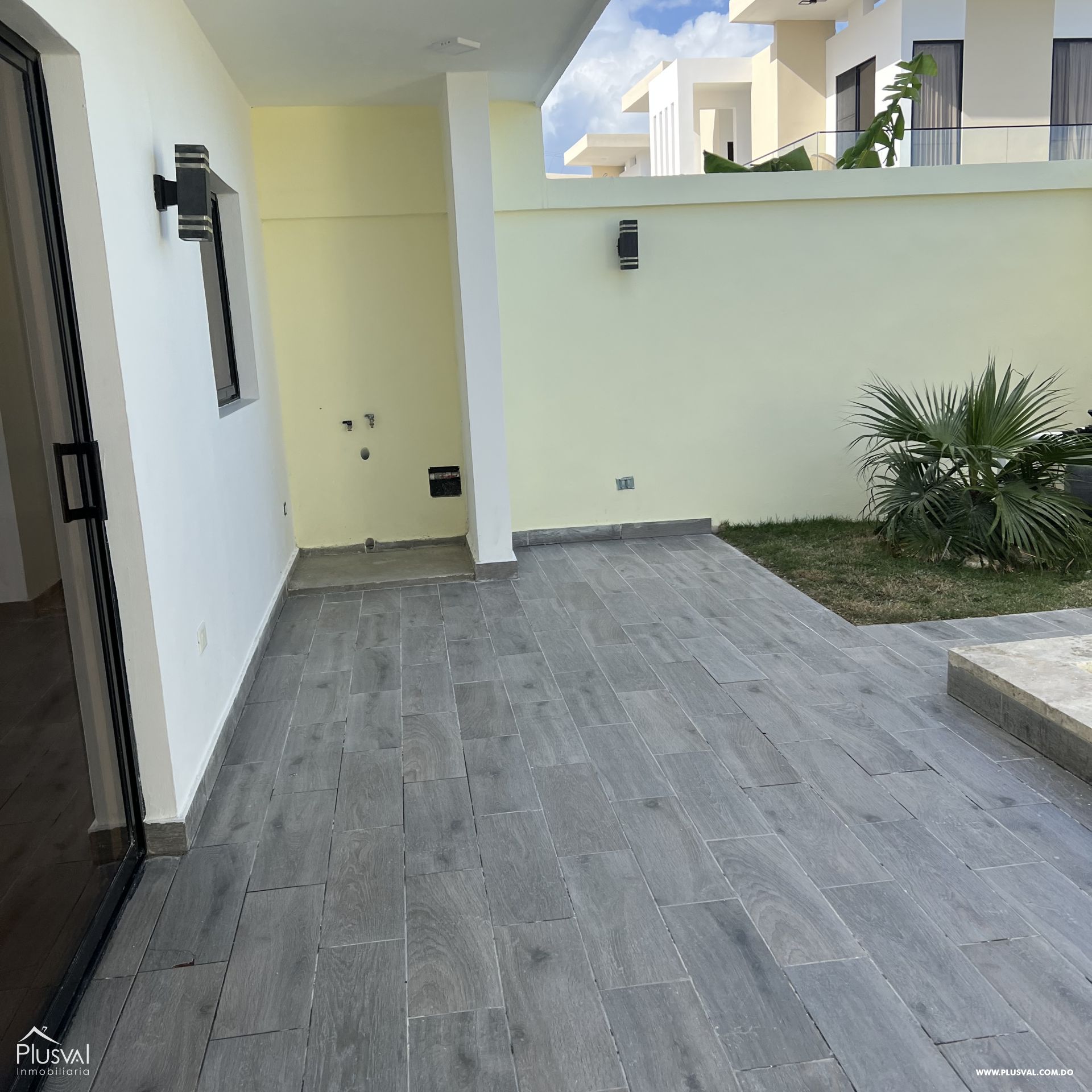 Venta de villa con patio y piscina 423520