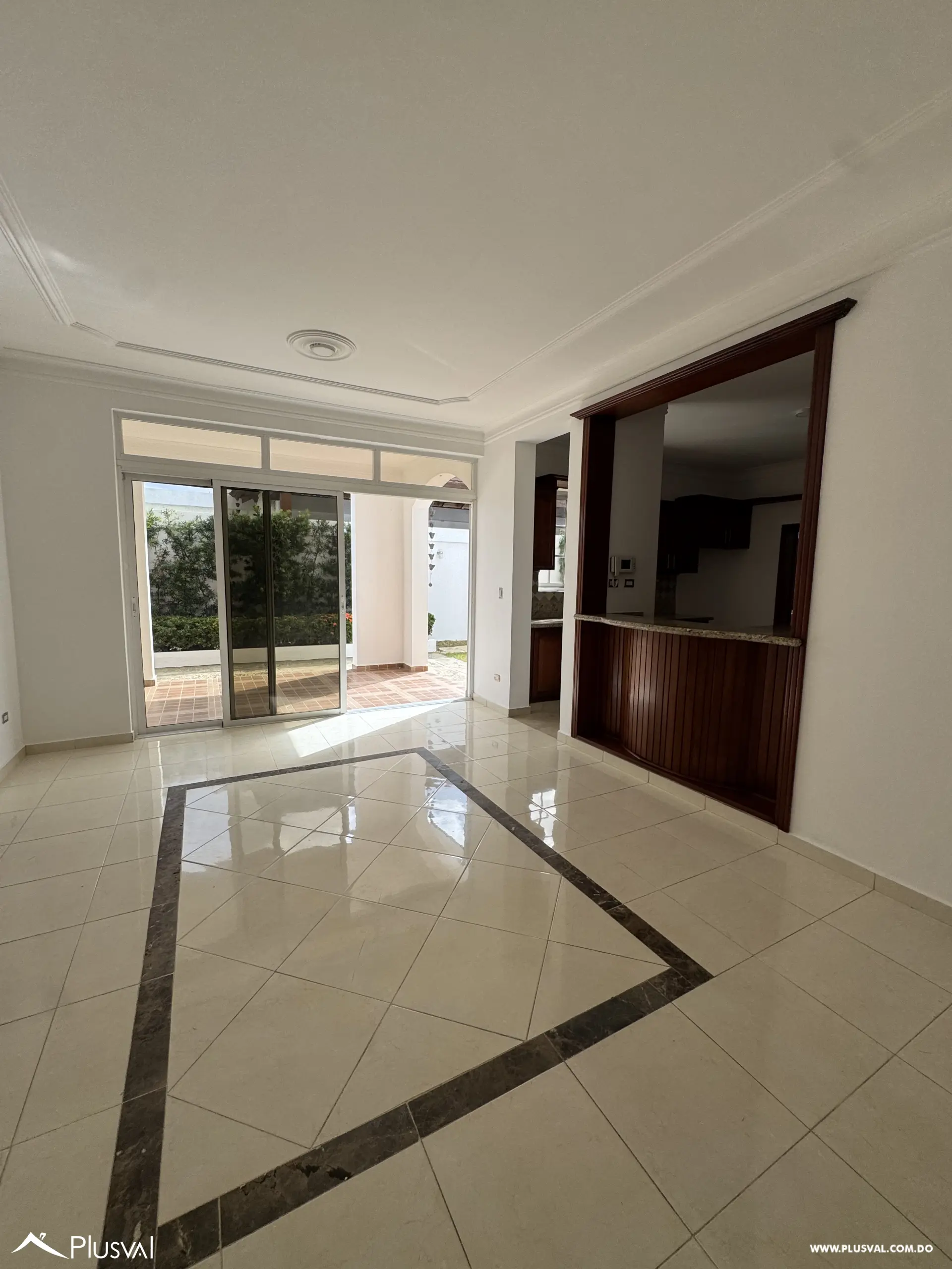 Casa de Dos Niveles en Alquiler en Exclusivo Complejo Habitacional Privado 528689