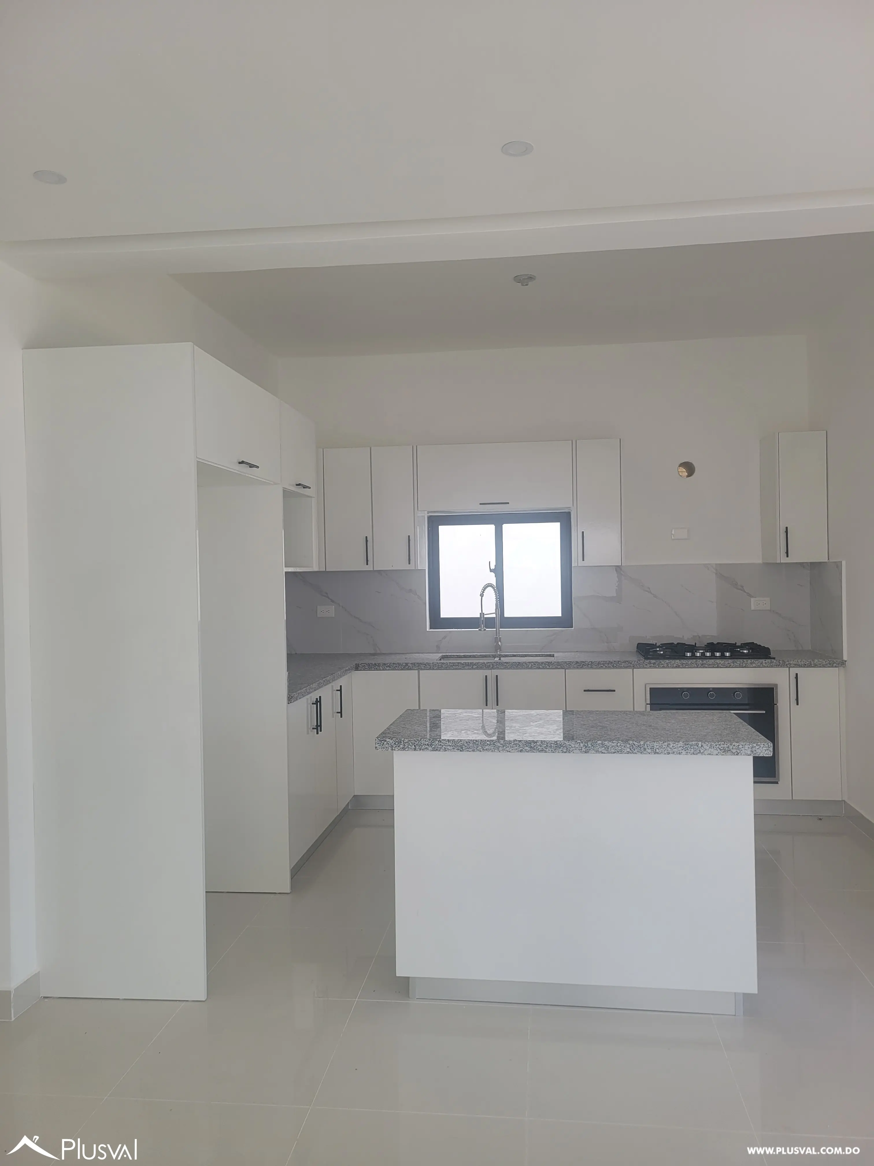 AMPLIA VILLA DE 3 HABITACIONES CON PISCINA Y PATIO EN SECTOR DEL DOWTOWN PUNTA CANA 499555