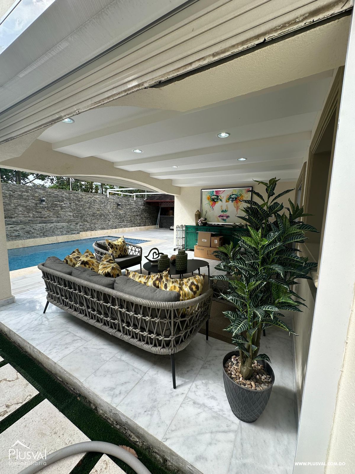Casa en venta en Santo Domingo Este, 3 niveles de lujo y confort 401372
