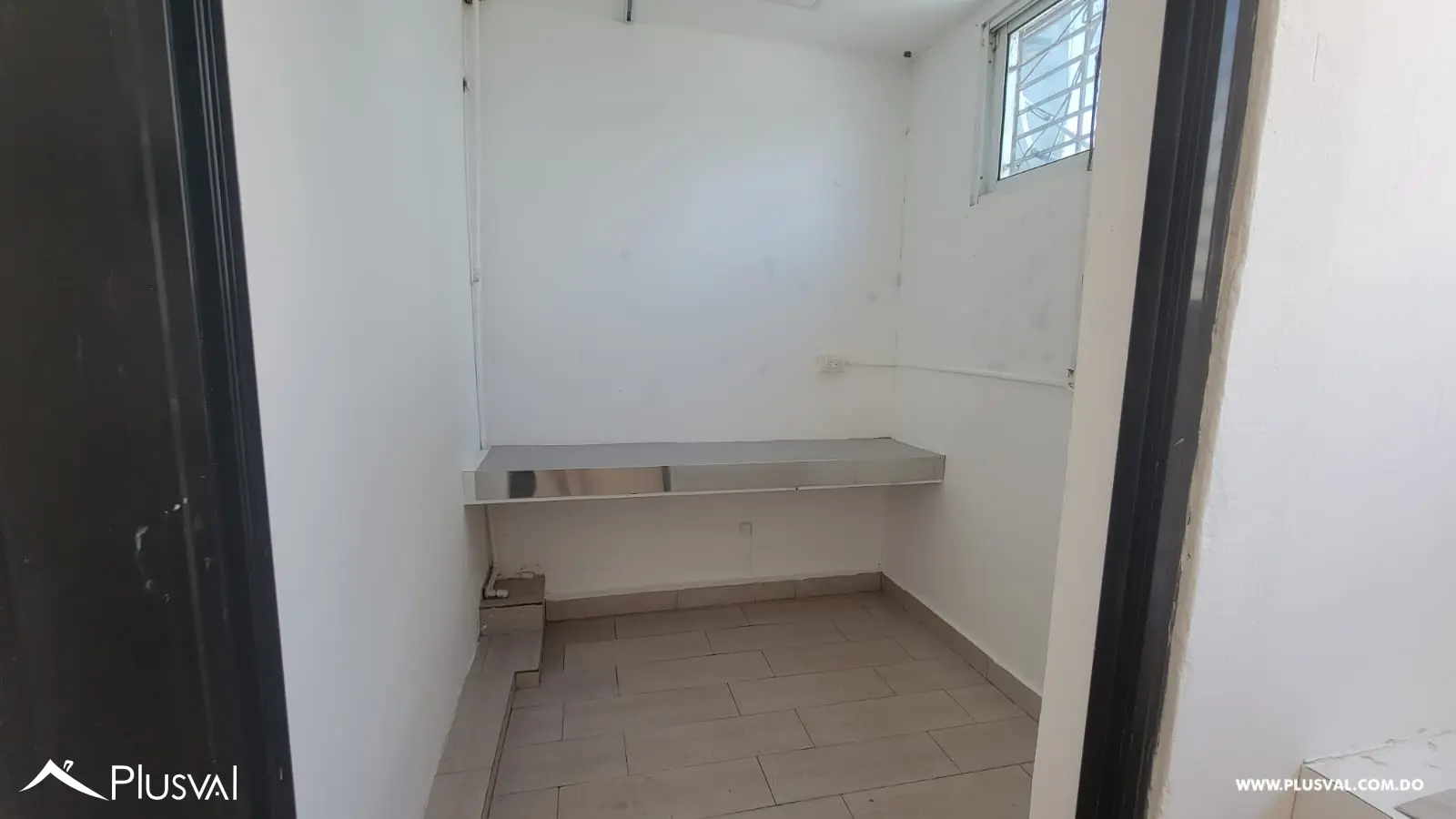 Local en Alquiler a una cuadra de la churchill en 2do nivel, Evaristo Morales 460298