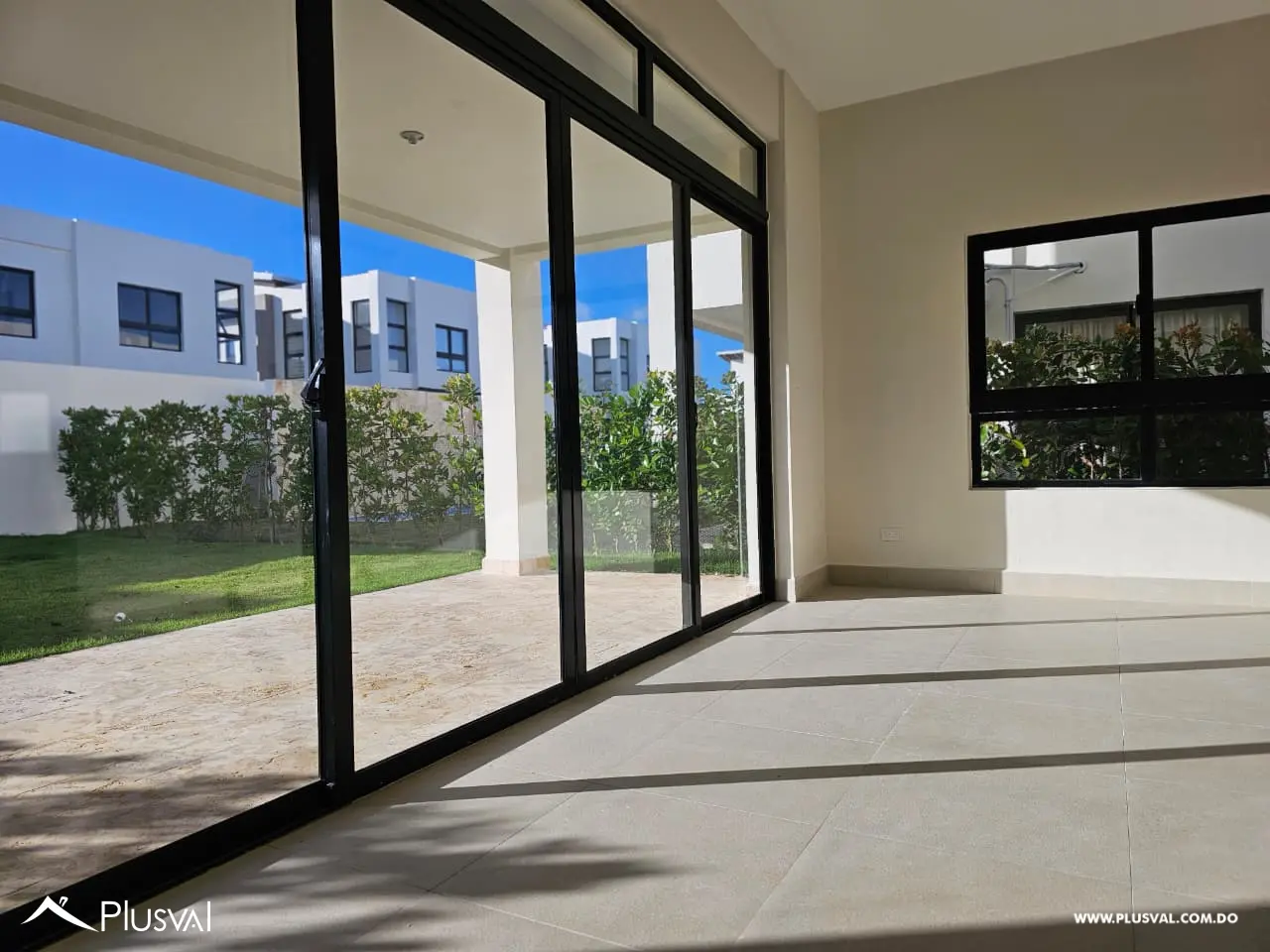 Casa en renta con piscina, terraza y jardín privado, amplios espacios y concepto abierto 477961