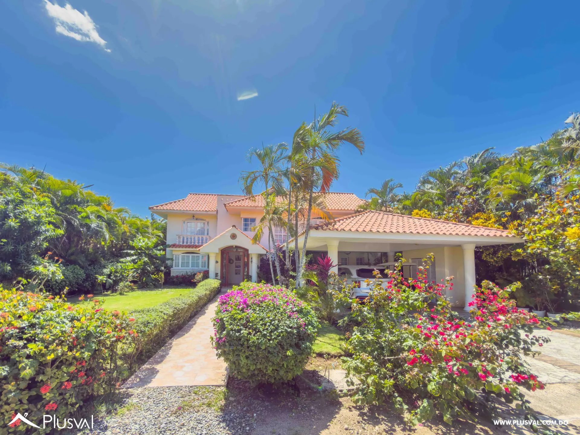 Villa en Venta en Juan Dolio con Piscina, Gazebo y Amplio Patio en Comunidad de Golf 496599