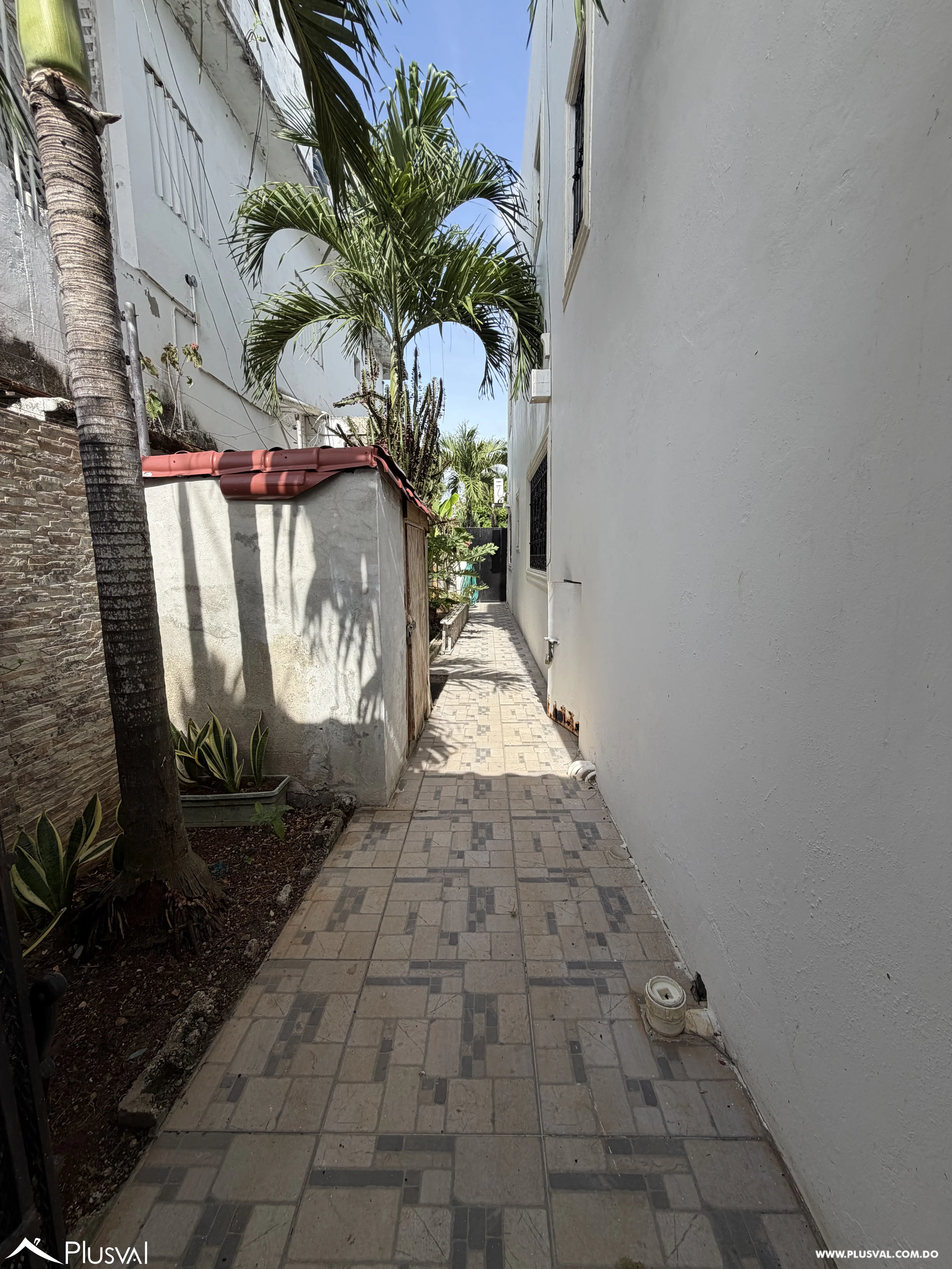 Casa de 3 Niveles con Piscina y Área Social en Juan Dolio 513222