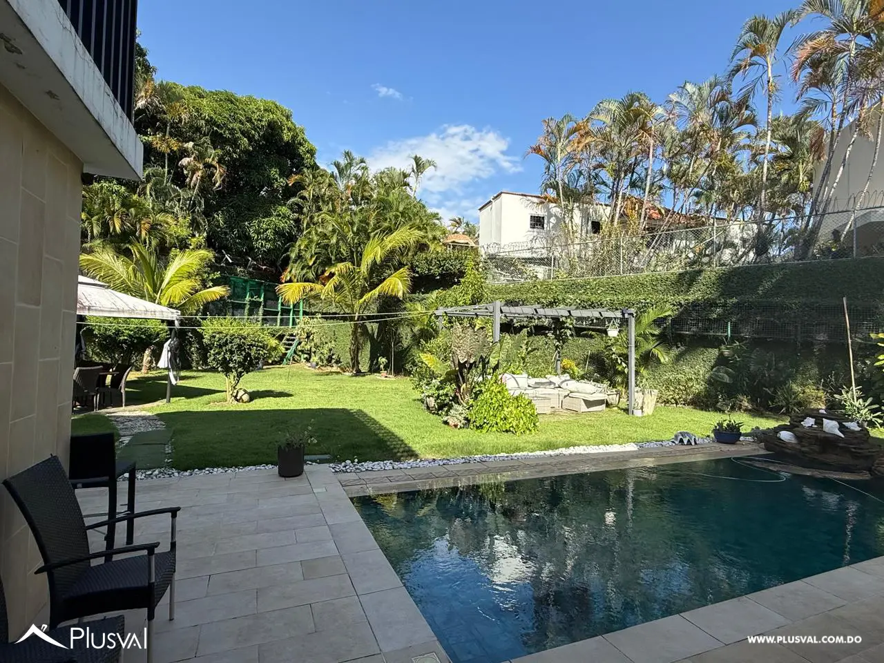 Casa Inteligente con Paneles Solares, Tesla Powerwall y Piscina en Las Praderas 487996