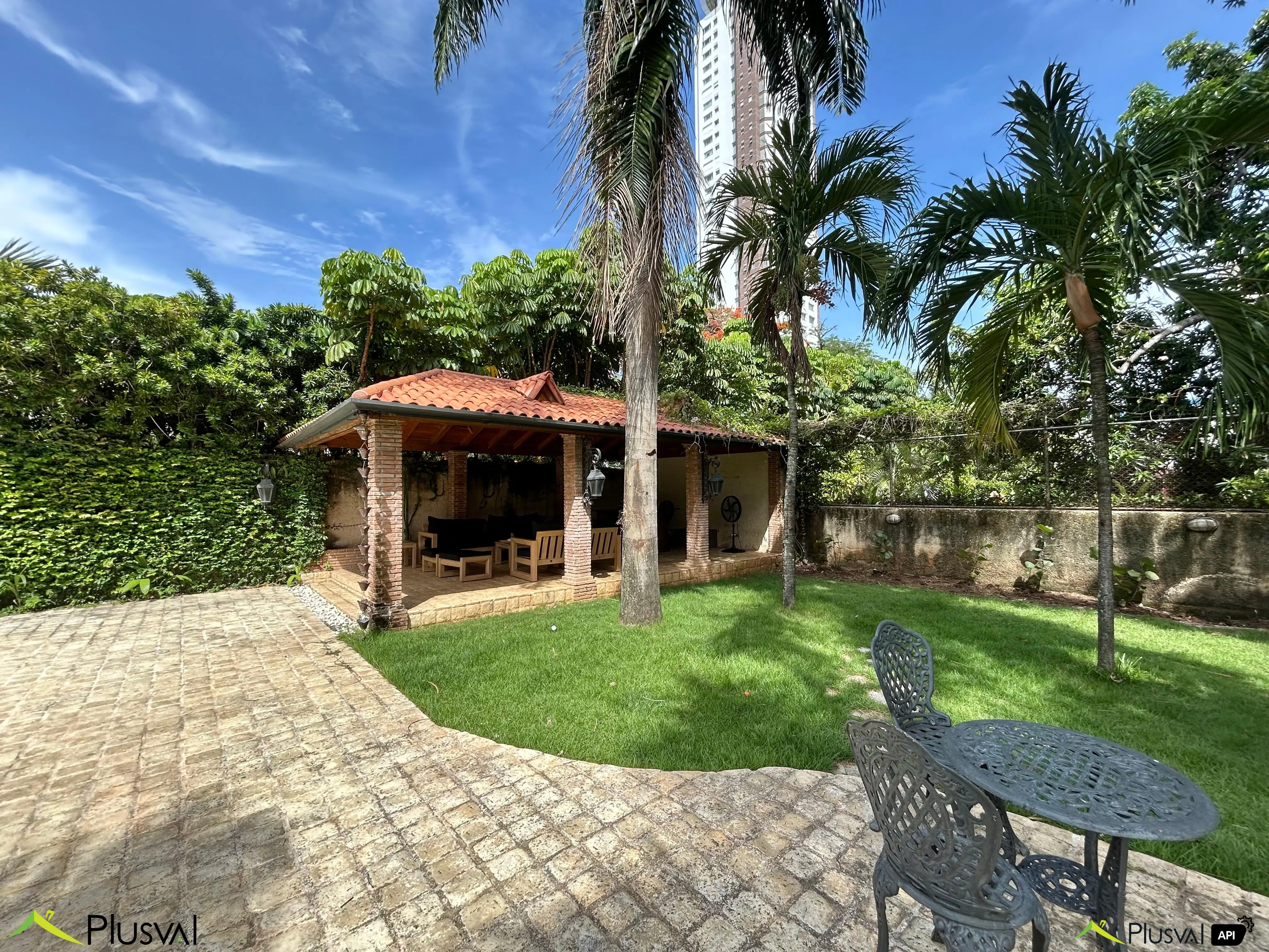 Casa Moderna en Alquiler en Bella Vista – 650 m² de Construcción y 1,475 m² de Solar 450156
