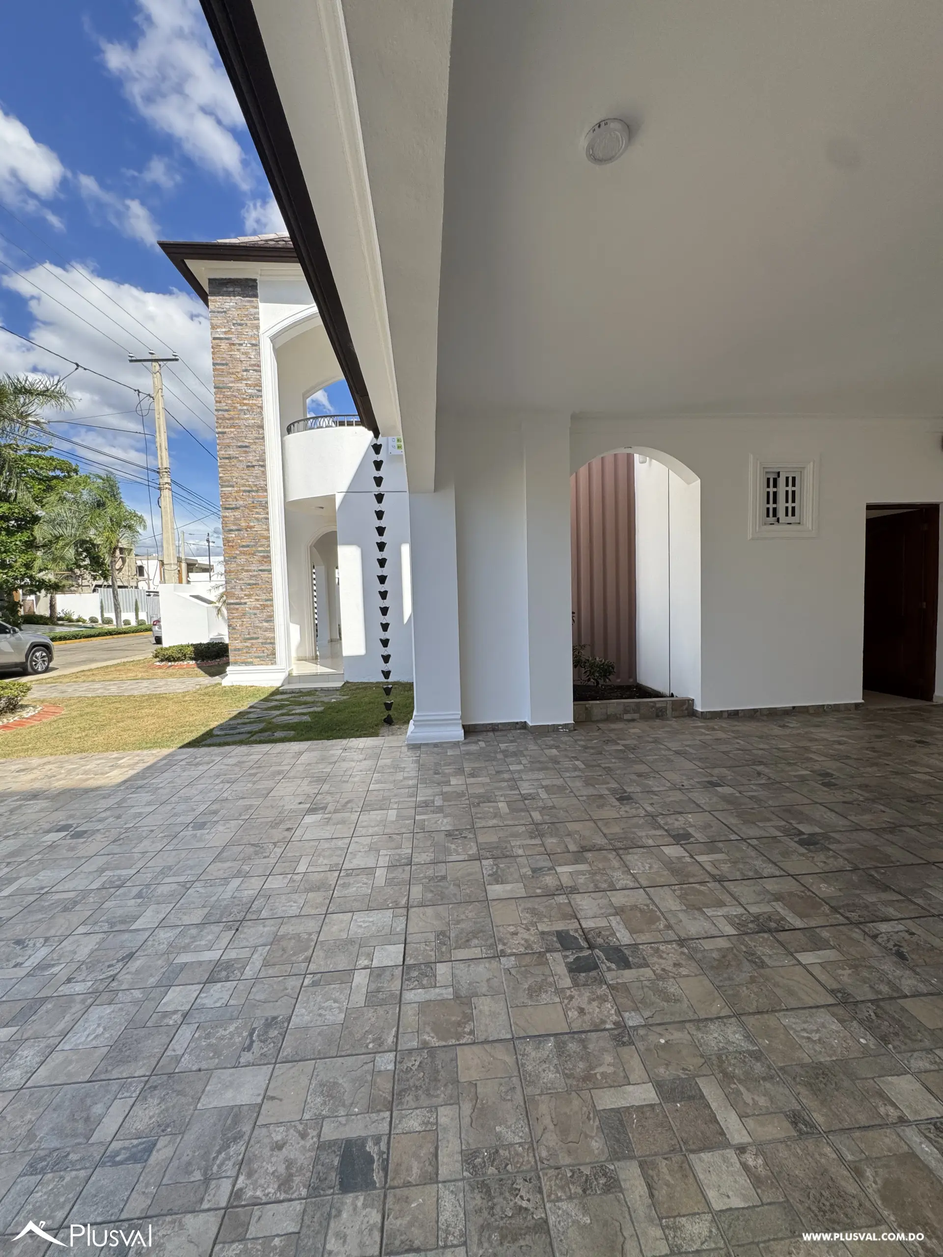 Casa de Dos Niveles en Alquiler en Exclusivo Complejo Habitacional Privado 528681