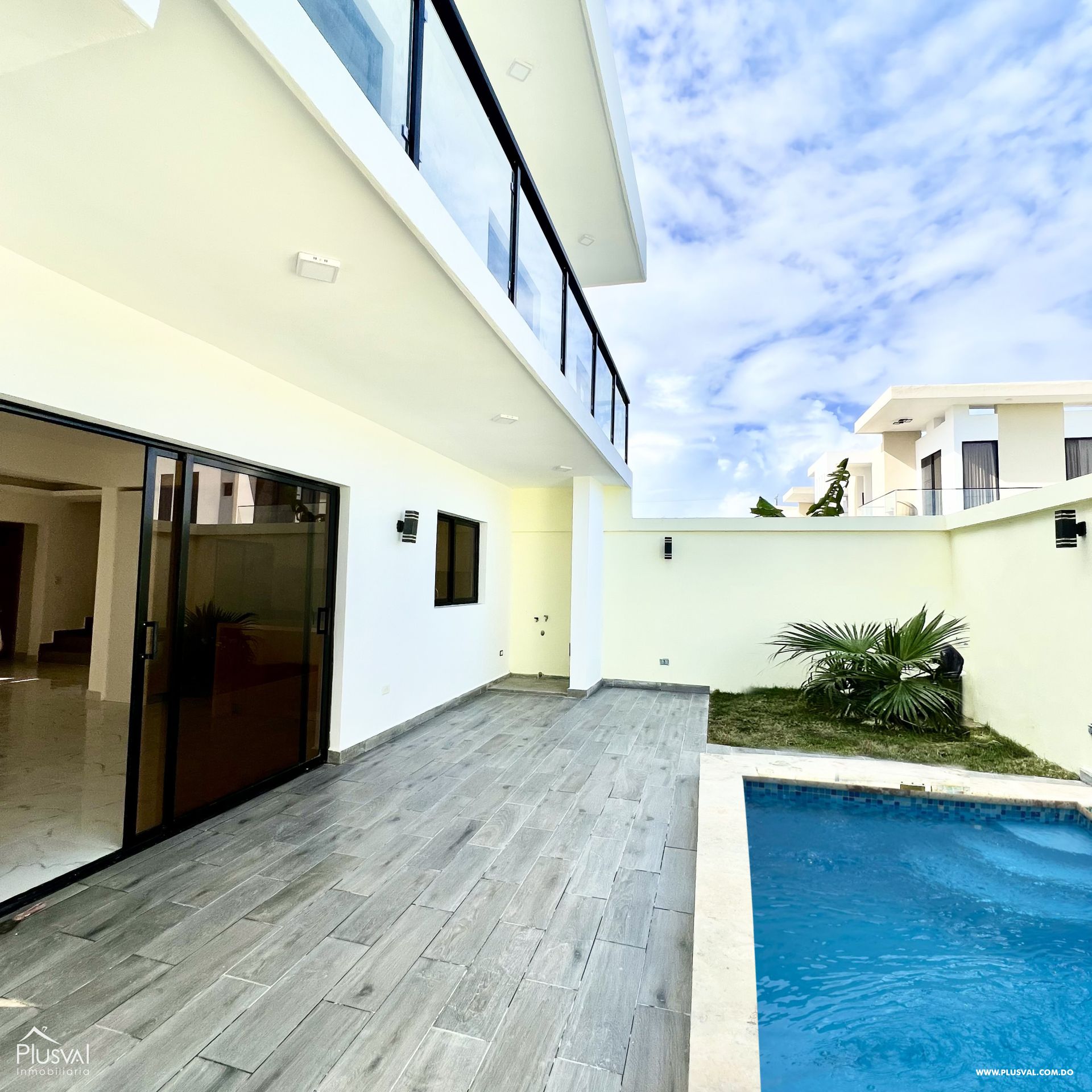 Venta de villa con patio y piscina 423521
