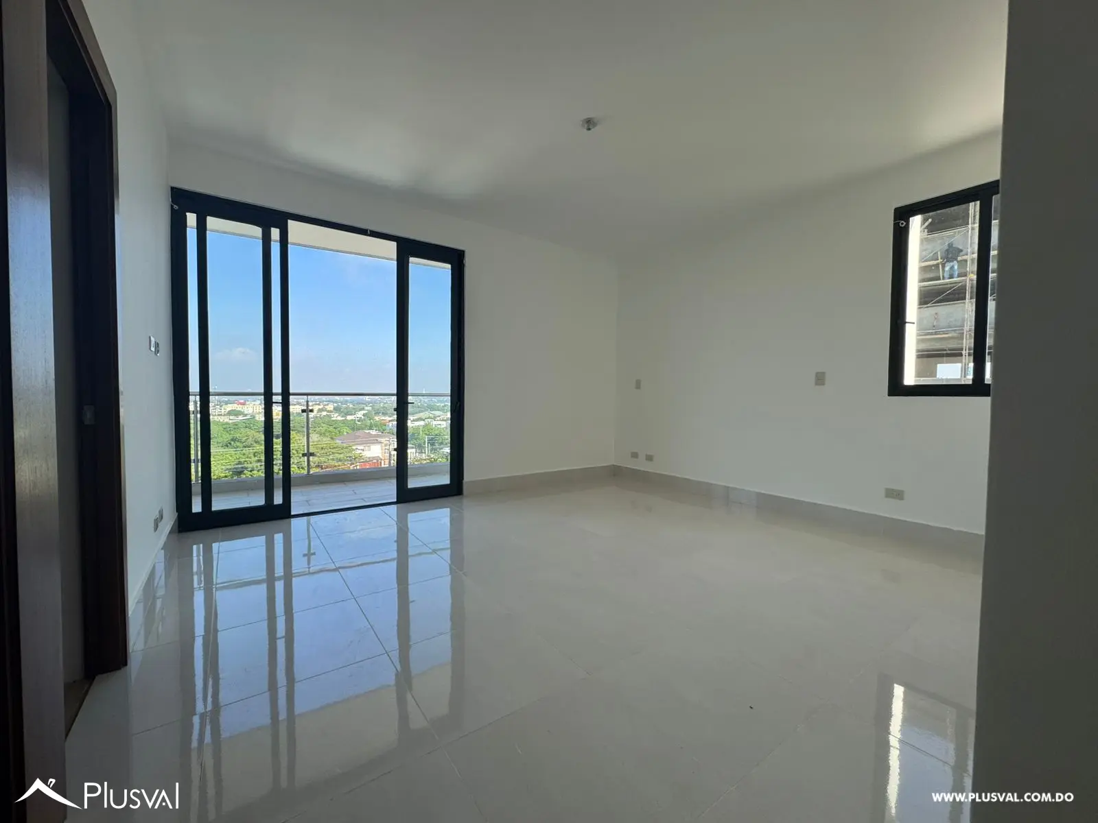 Apartmento en piso alto con espectacular vista panorámica desde sala y habitación en la Urb. Thomen. 462812