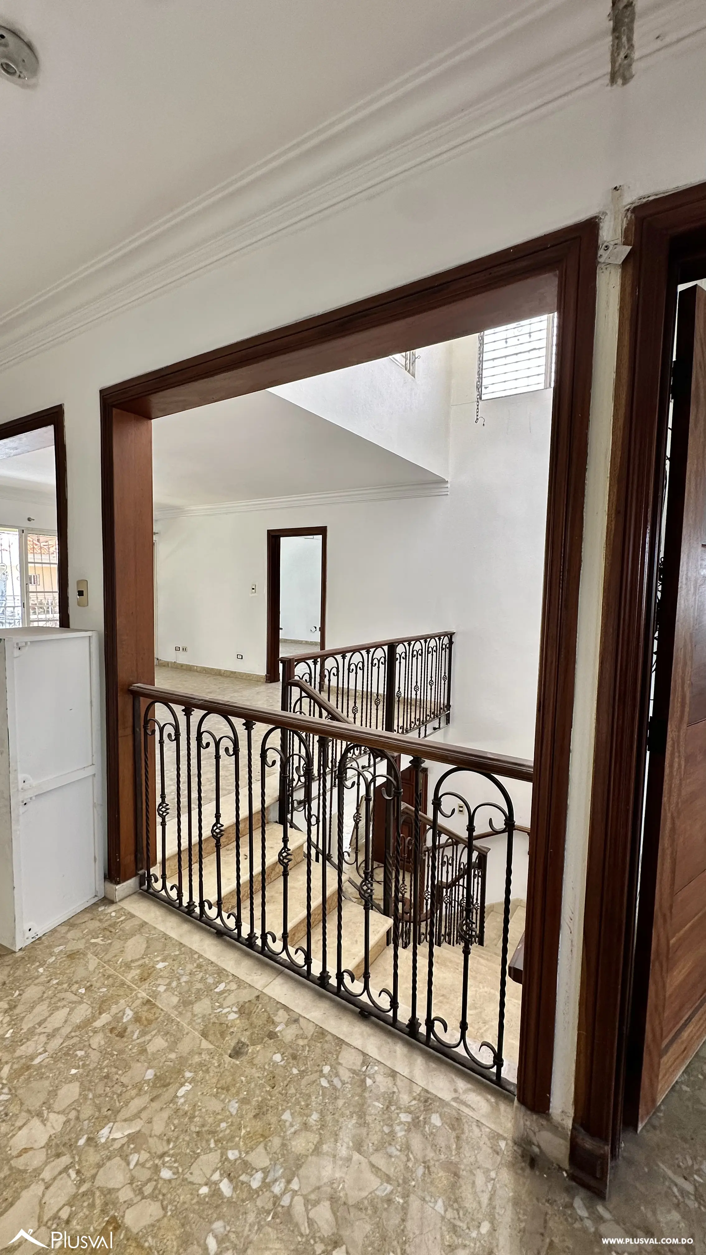 Casa Comercial en Alquiler en Los Prados | 2 Niveles y 7 Parqueos 499887