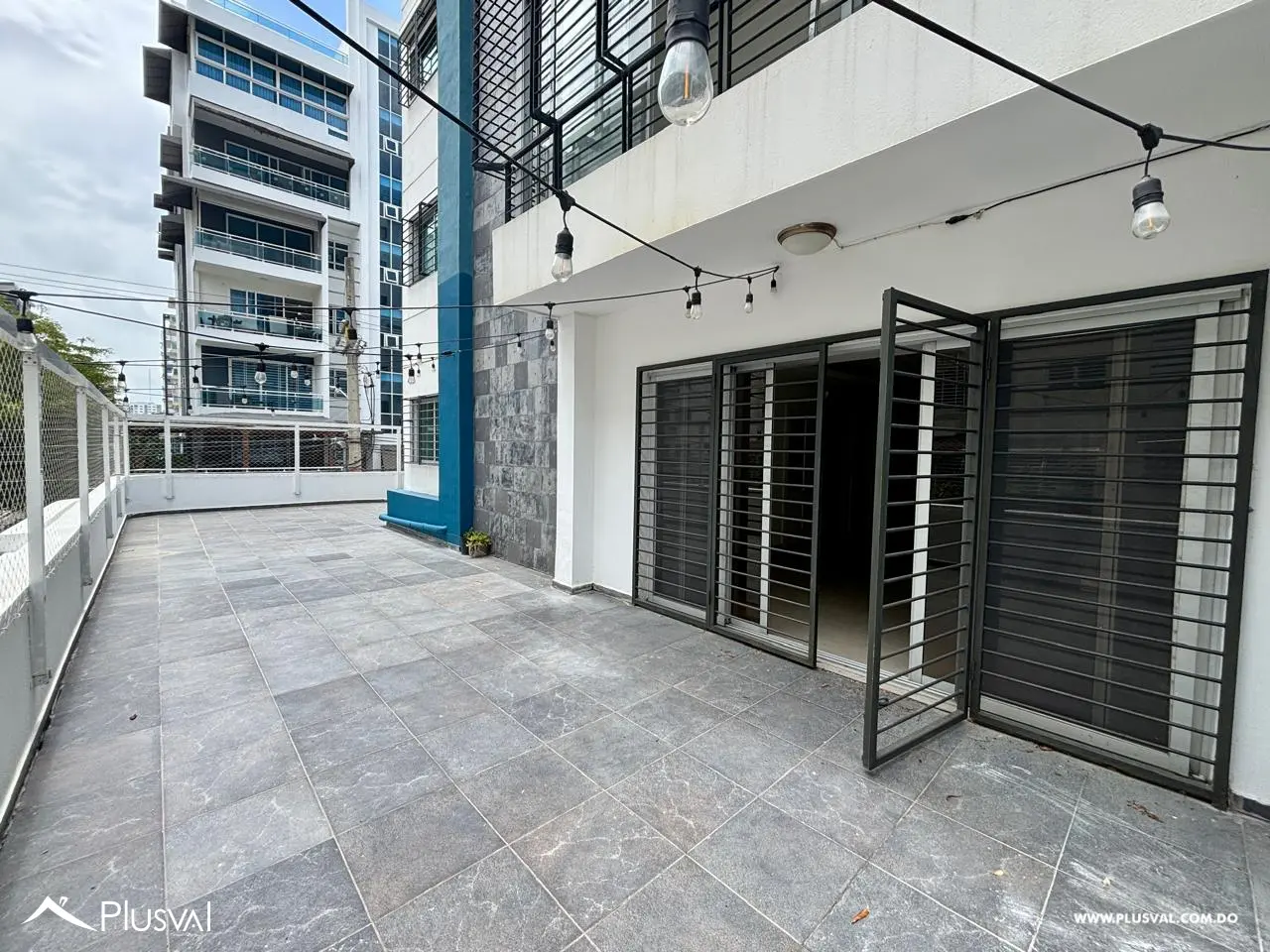 Amplio apartamento con terraza en venta en Evaristo Morales 517773