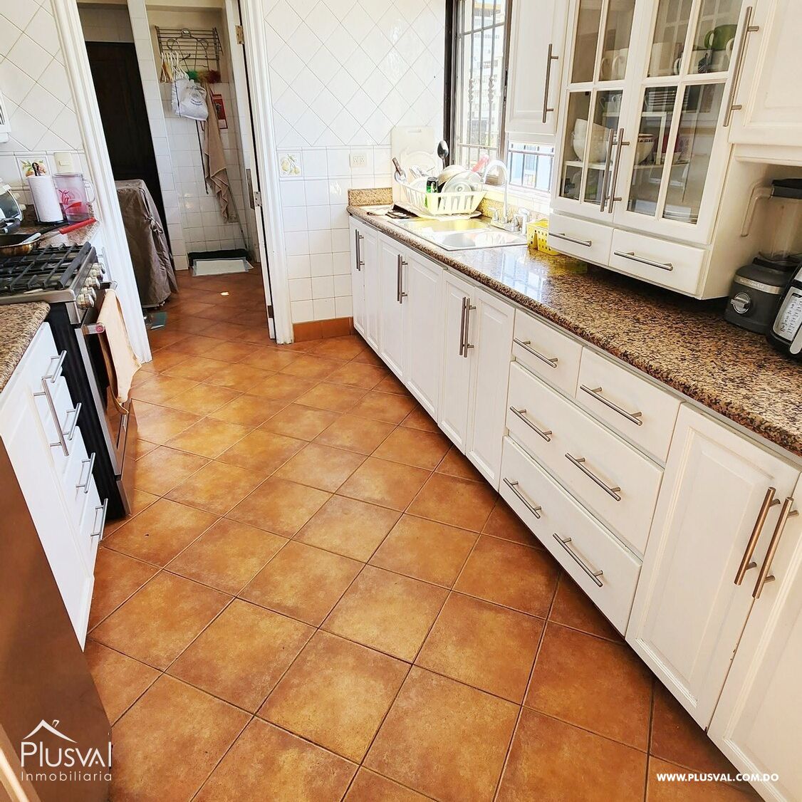 Se alquila  vacio Amplio apartamento clásico de dos niveles en Naco 360398