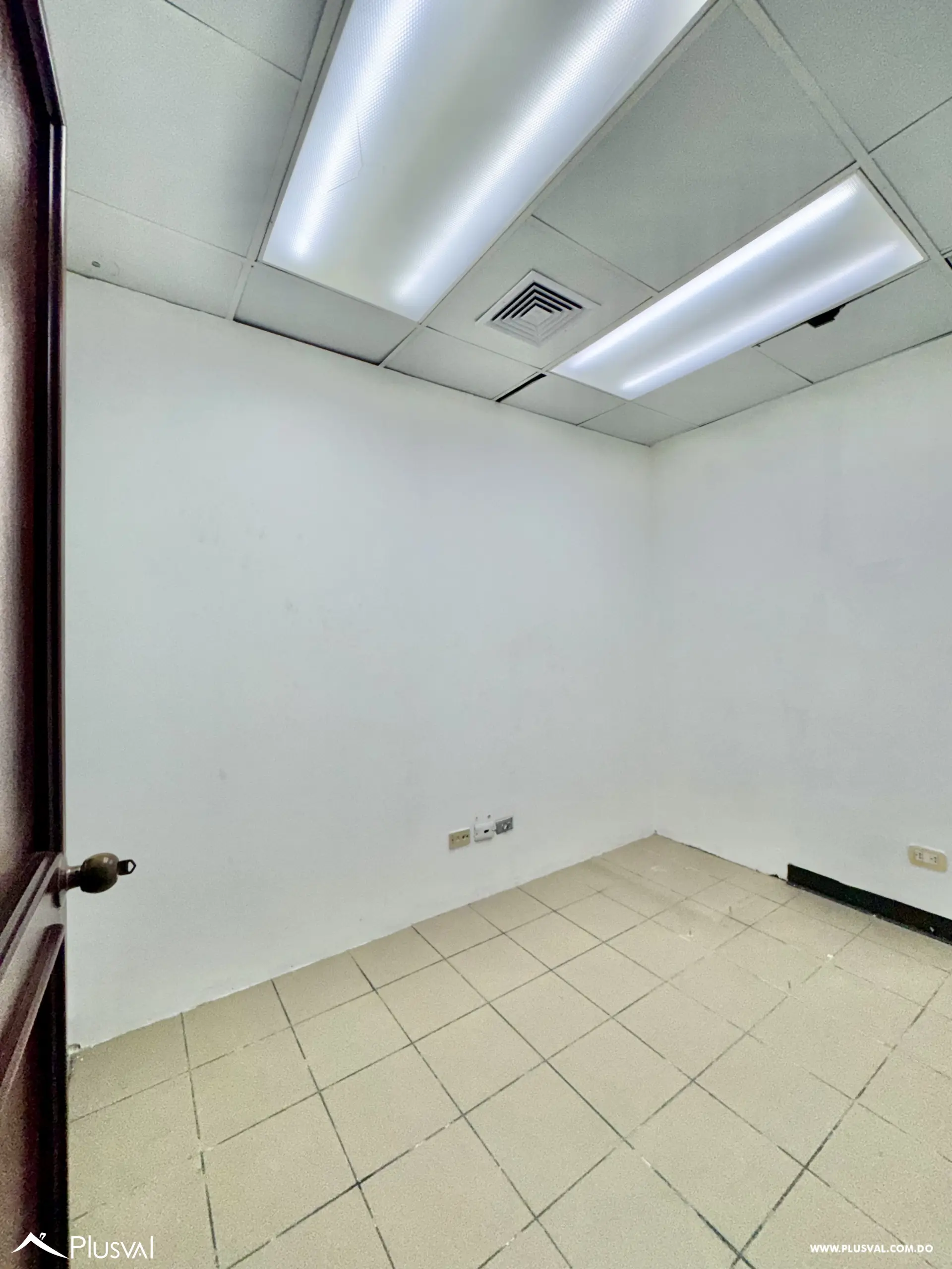 Alquilo Excelente Local Comercial en Torre Corporativa 519119