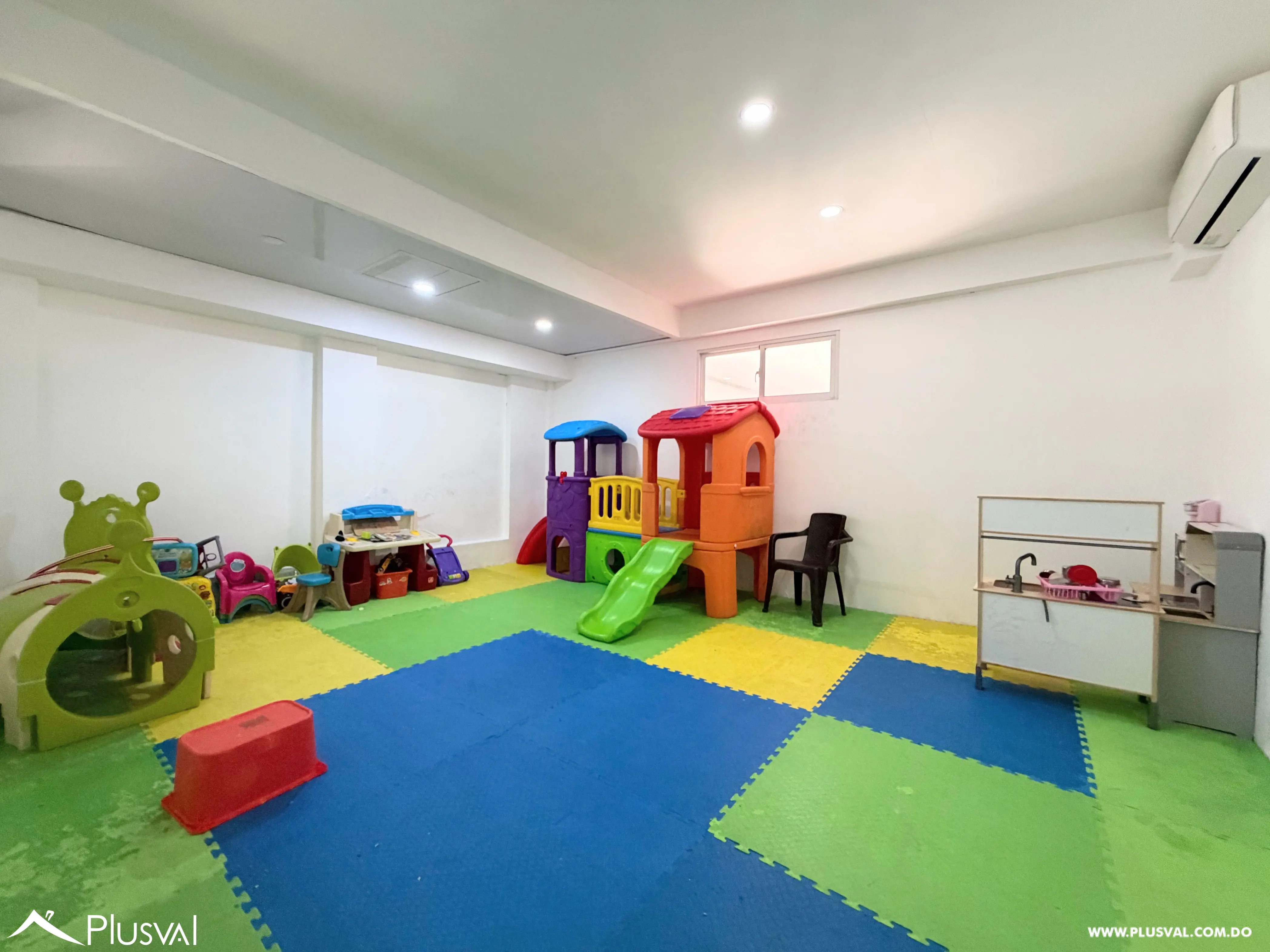 Se vende amplio apartamento de 4 habitaciones en Naco. 536787